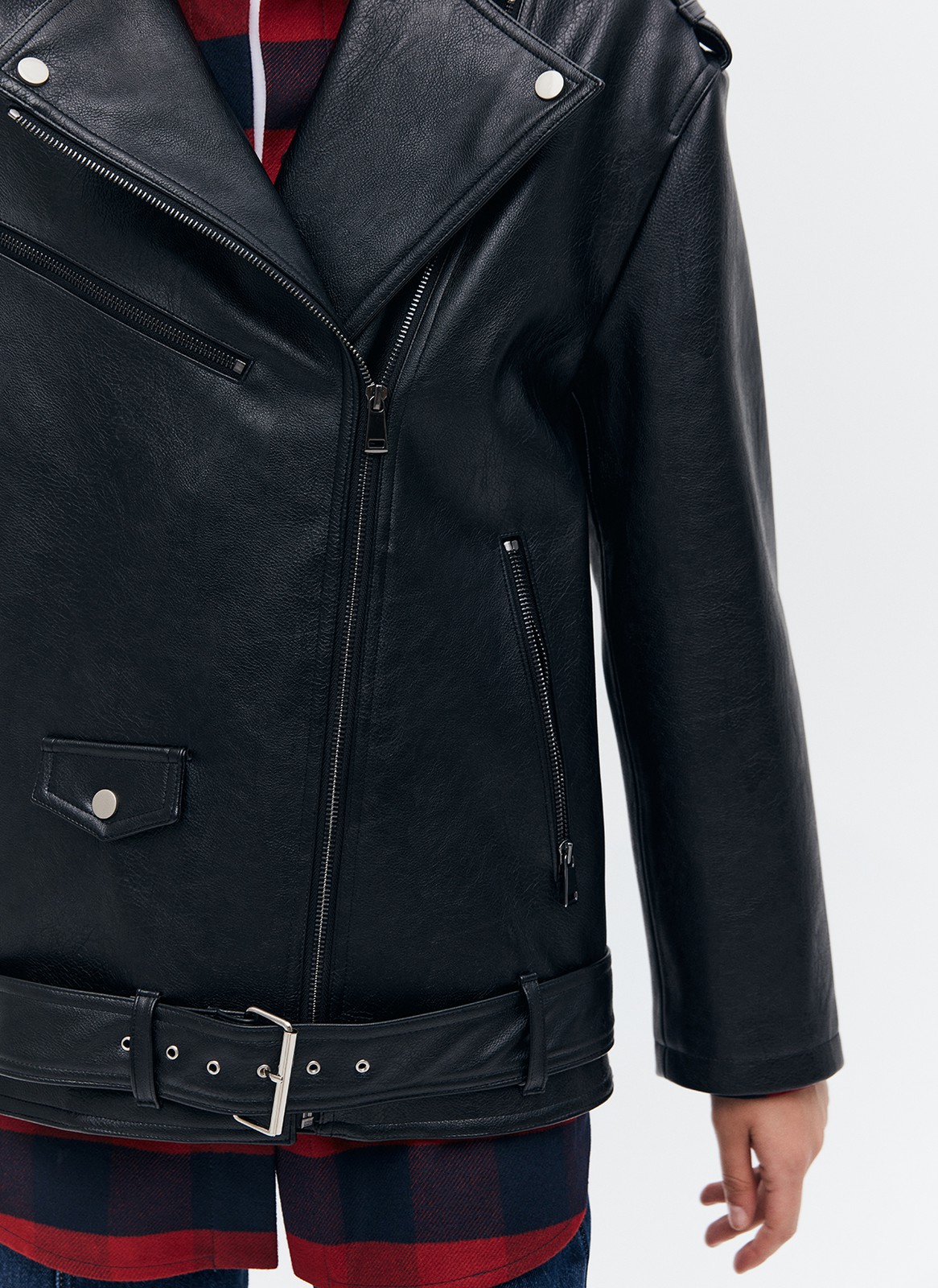 


Объемная куртка-косуха из экокожи. Мы выполнили эту модель из плотного, но эластичного и мягкого материала, к которому приятно прикасаться. Три больших кармана на молнии и один маленький на кнопке. Модель внизу фиксируется ремнем в тон для комфортной посадки. Такой фасон курток из экокожи давно является классикой и будет актуален в любое время. Нам нравится носить модель с любимыми джинсами, брюками и с нежными платьями для контраста.