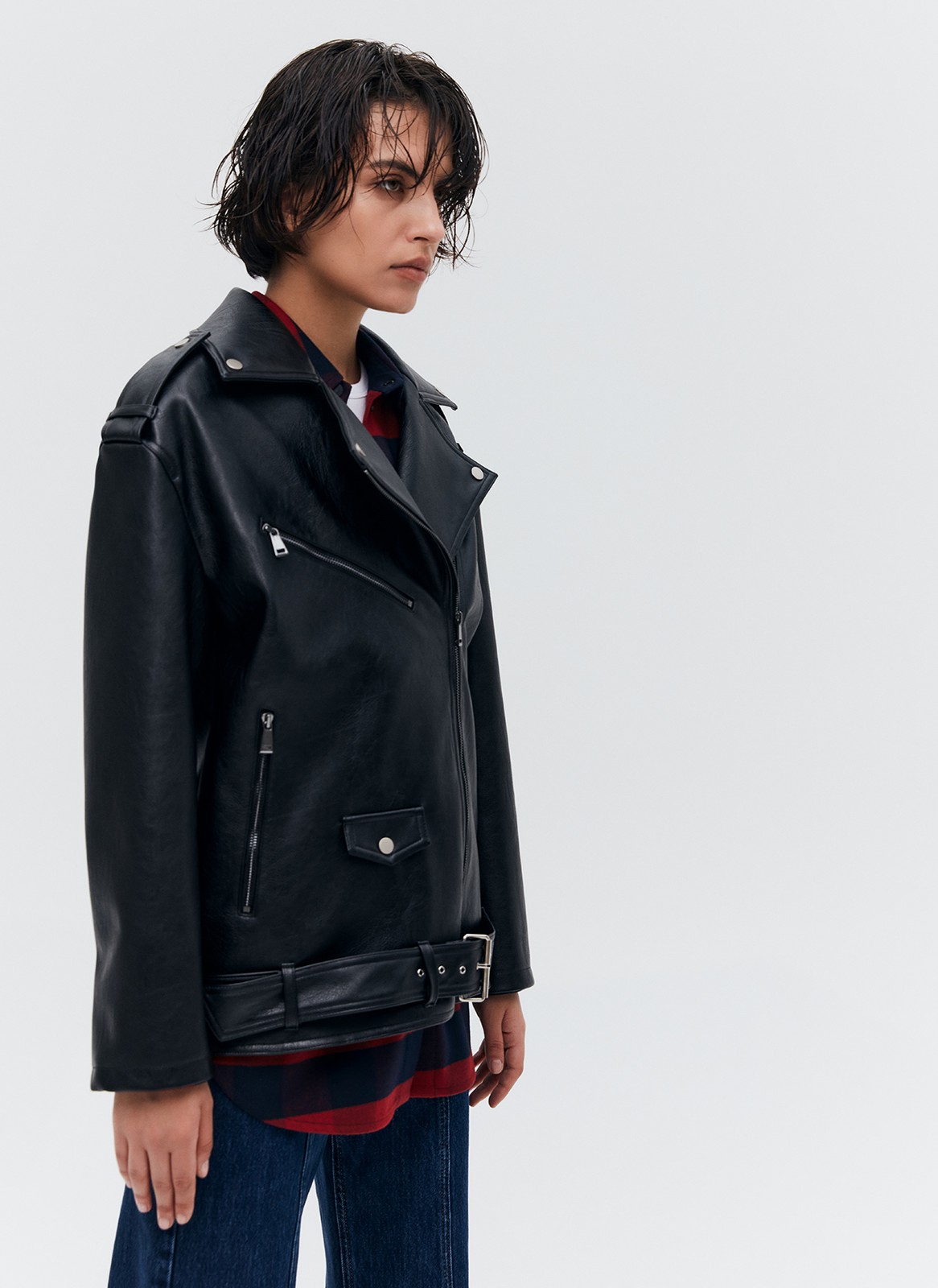 


Объемная куртка-косуха из экокожи. Мы выполнили эту модель из плотного, но эластичного и мягкого материала, к которому приятно прикасаться. Три больших кармана на молнии и один маленький на кнопке. Модель внизу фиксируется ремнем в тон для комфортной посадки. Такой фасон курток из экокожи давно является классикой и будет актуален в любое время. Нам нравится носить модель с любимыми джинсами, брюками и с нежными платьями для контраста.