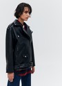 


Объемная куртка-косуха из экокожи. Мы выполнили эту модель из плотного, но эластичного и мягкого материала, к которому приятно прикасаться. Три больших кармана на молнии и один маленький на кнопке. Модель внизу фиксируется ремнем в тон для комфортной посадки. Такой фасон курток из экокожи давно является классикой и будет актуален в любое время. Нам нравится носить модель с любимыми джинсами, брюками и с нежными платьями для контраста.