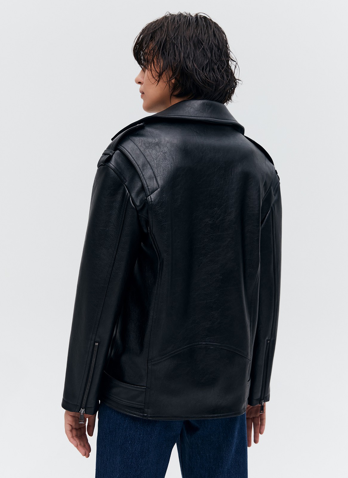 


Объемная куртка-косуха из экокожи. Мы выполнили эту модель из плотного, но эластичного и мягкого материала, к которому приятно прикасаться. Три больших кармана на молнии и один маленький на кнопке. Модель внизу фиксируется ремнем в тон для комфортной посадки. Такой фасон курток из экокожи давно является классикой и будет актуален в любое время. Нам нравится носить модель с любимыми джинсами, брюками и с нежными платьями для контраста.