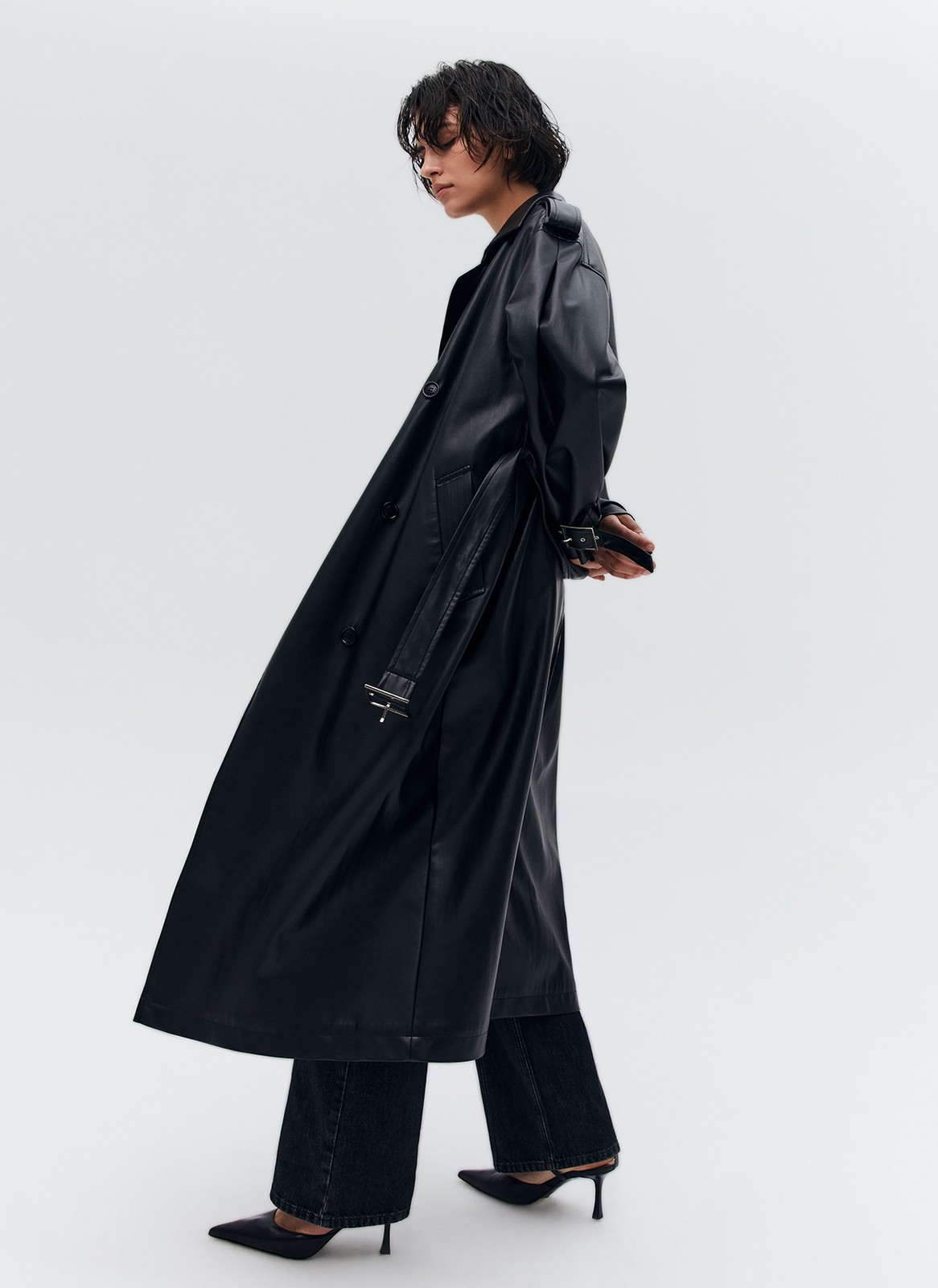 ДВУБОРТНЫЙ ТРЕНЧ OVERSIZE ИЗ ЭКОКОЖИ, цвет: Черный Allweneed
Тренч из мягкой и эластичной экокожи. В модели присутствуют классические детали тренча, которые пришли к нам из мужского гардероба: паты, погоны, застежка на пуговицы и отлетная кокетка. Спущенная линия плеча и свободная посадка. Два удобных прорезных кармана, чтобы положить важные мелочи. Для создания более женственного силуэта можно затянуть пояс на талии. Модель очень самодостаточна и добавит нотку дерзости даже в лаконичный образ. Хорошо защищает от дождя.
Температурный режим от +10 до +15 C