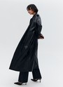ДВУБОРТНЫЙ ТРЕНЧ OVERSIZE ИЗ ЭКОКОЖИ, цвет: Черный Allweneed
Тренч из мягкой и эластичной экокожи. В модели присутствуют классические детали тренча, которые пришли к нам из мужского гардероба: паты, погоны, застежка на пуговицы и отлетная кокетка. Спущенная линия плеча и свободная посадка. Два удобных прорезных кармана, чтобы положить важные мелочи. Для создания более женственного силуэта можно затянуть пояс на талии. Модель очень самодостаточна и добавит нотку дерзости даже в лаконичный образ. Хорошо защищает от дождя.
Температурный режим от +10 до +15 C