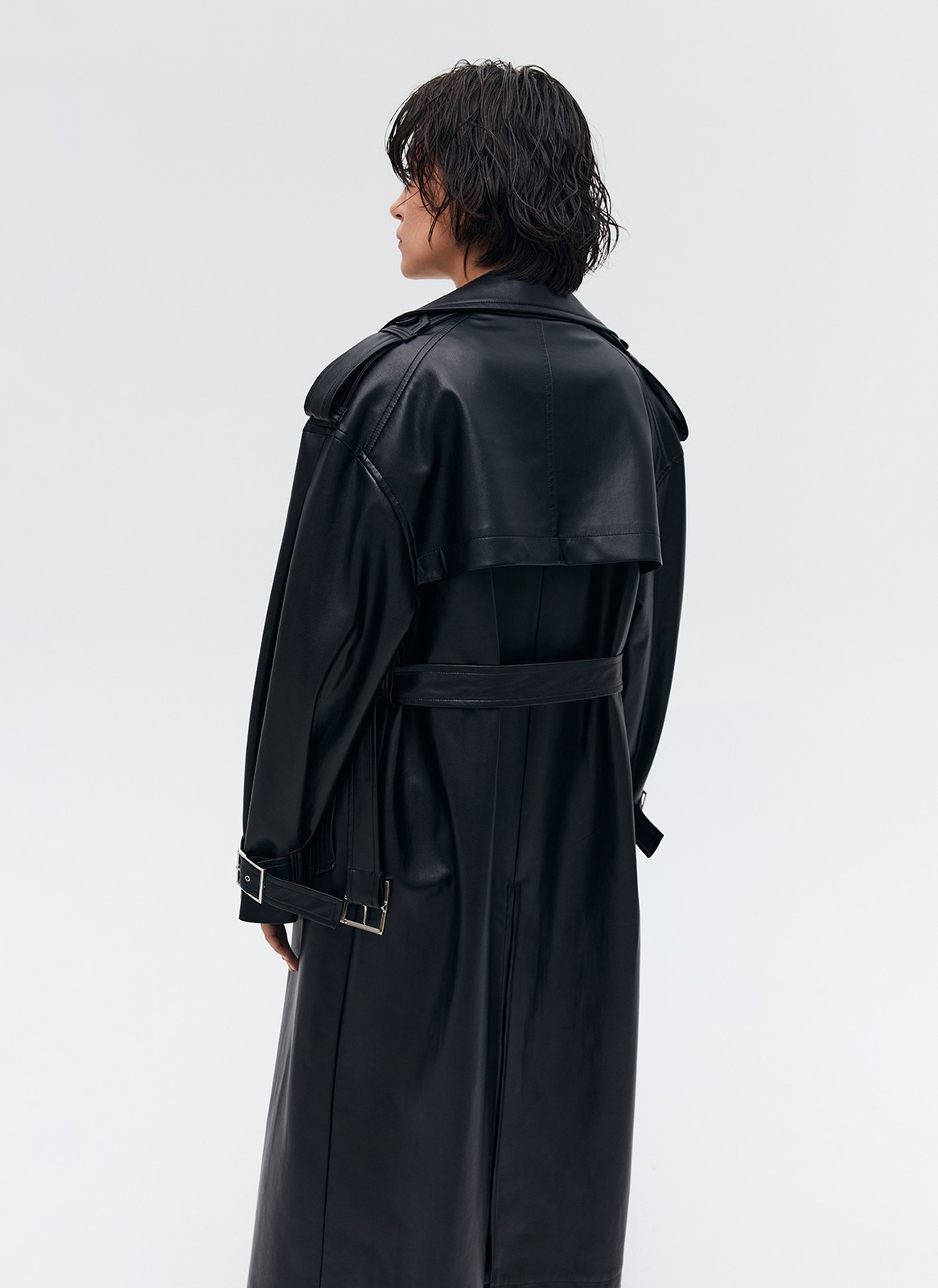 ДВУБОРТНЫЙ ТРЕНЧ OVERSIZE ИЗ ЭКОКОЖИ, цвет: Черный Allweneed
Тренч из мягкой и эластичной экокожи. В модели присутствуют классические детали тренча, которые пришли к нам из мужского гардероба: паты, погоны, застежка на пуговицы и отлетная кокетка. Спущенная линия плеча и свободная посадка. Два удобных прорезных кармана, чтобы положить важные мелочи. Для создания более женственного силуэта можно затянуть пояс на талии. Модель очень самодостаточна и добавит нотку дерзости даже в лаконичный образ. Хорошо защищает от дождя.
Температурный режим от +10 до +15 C