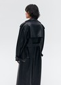ДВУБОРТНЫЙ ТРЕНЧ OVERSIZE ИЗ ЭКОКОЖИ, цвет: Черный Allweneed
Тренч из мягкой и эластичной экокожи. В модели присутствуют классические детали тренча, которые пришли к нам из мужского гардероба: паты, погоны, застежка на пуговицы и отлетная кокетка. Спущенная линия плеча и свободная посадка. Два удобных прорезных кармана, чтобы положить важные мелочи. Для создания более женственного силуэта можно затянуть пояс на талии. Модель очень самодостаточна и добавит нотку дерзости даже в лаконичный образ. Хорошо защищает от дождя.
Температурный режим от +10 до +15 C
