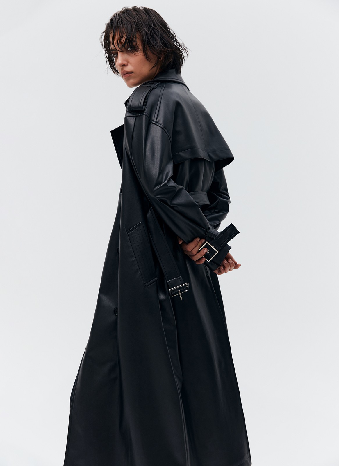 ДВУБОРТНЫЙ ТРЕНЧ OVERSIZE ИЗ ЭКОКОЖИ, цвет: Черный Allweneed
Тренч из мягкой и эластичной экокожи. В модели присутствуют классические детали тренча, которые пришли к нам из мужского гардероба: паты, погоны, застежка на пуговицы и отлетная кокетка. Спущенная линия плеча и свободная посадка. Два удобных прорезных кармана, чтобы положить важные мелочи. Для создания более женственного силуэта можно затянуть пояс на талии. Модель очень самодостаточна и добавит нотку дерзости даже в лаконичный образ. Хорошо защищает от дождя.
Температурный режим от +10 до +15 C