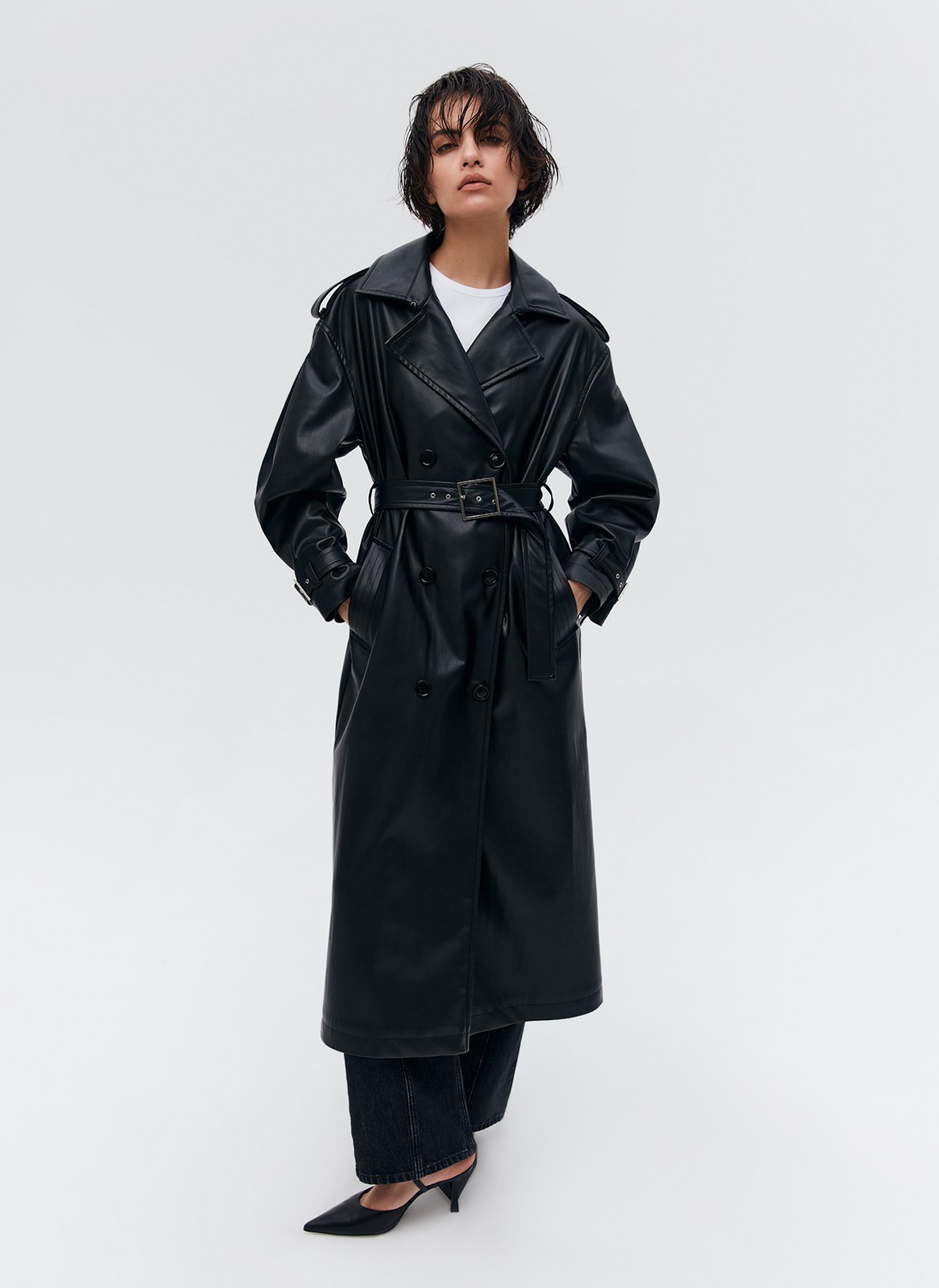 ДВУБОРТНЫЙ ТРЕНЧ OVERSIZE ИЗ ЭКОКОЖИ, цвет: Черный Allweneed
Тренч из мягкой и эластичной экокожи. В модели присутствуют классические детали тренча, которые пришли к нам из мужского гардероба: паты, погоны, застежка на пуговицы и отлетная кокетка. Спущенная линия плеча и свободная посадка. Два удобных прорезных кармана, чтобы положить важные мелочи. Для создания более женственного силуэта можно затянуть пояс на талии. Модель очень самодостаточна и добавит нотку дерзости даже в лаконичный образ. Хорошо защищает от дождя.
Температурный режим от +10 до +15 C