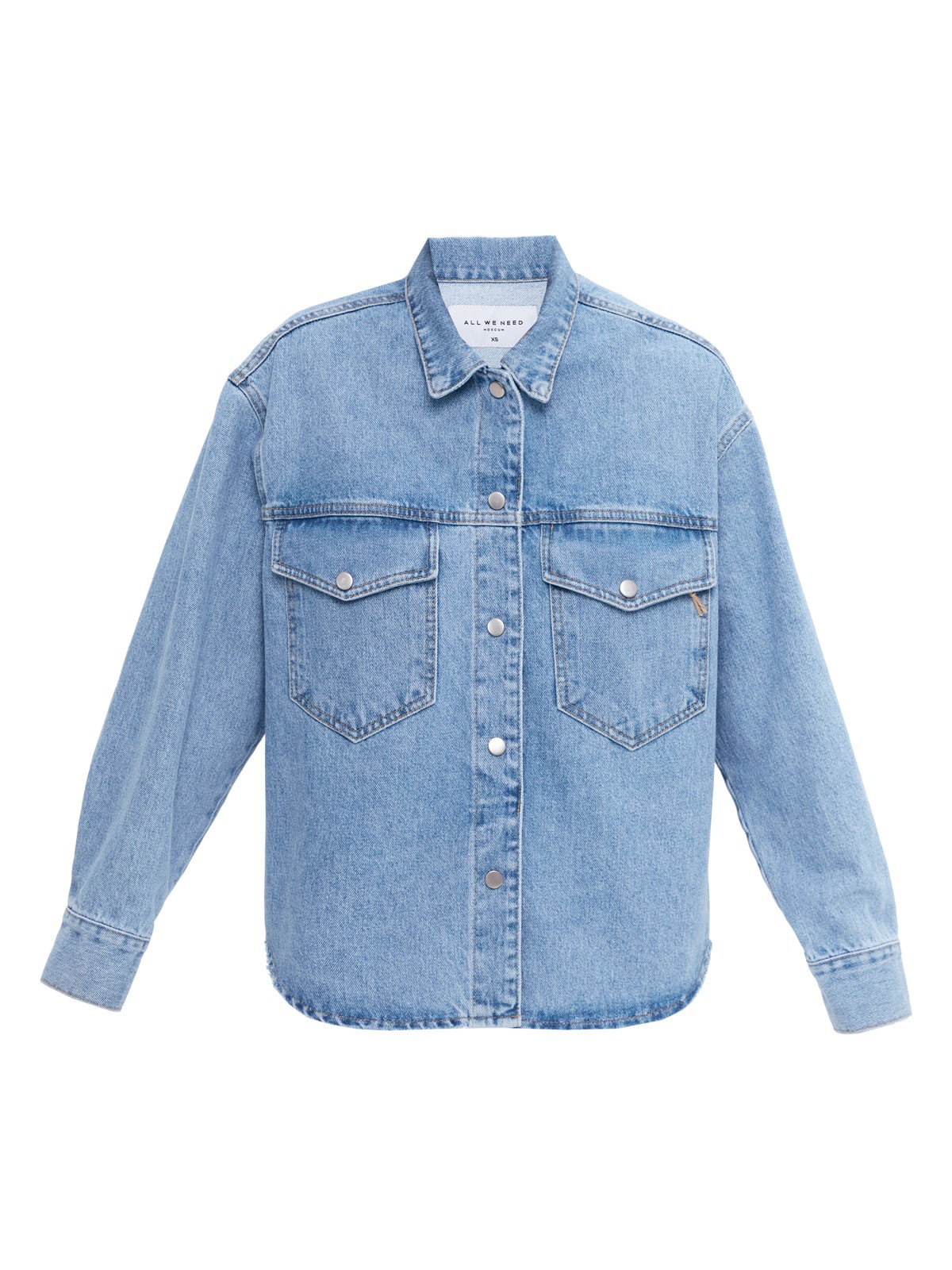 КУРТКА-РУБАШКА ДЖИНСОВАЯ НА КНОПКАХ, цвет: голубой Allweneed
Джинсовая рубашка-жакет с застежкой на кнопки. Воротник-стойка и накладные карманы для удобства. Есть манжеты для лучшей фиксации рукава. Спущенная линия плеча. Это базовая модель, которая будет сочетаться с любым элементом летнего гардероба: футболками, платьями или шортами. Можно носить самостоятельно или как жакет.
На модели размер XS
