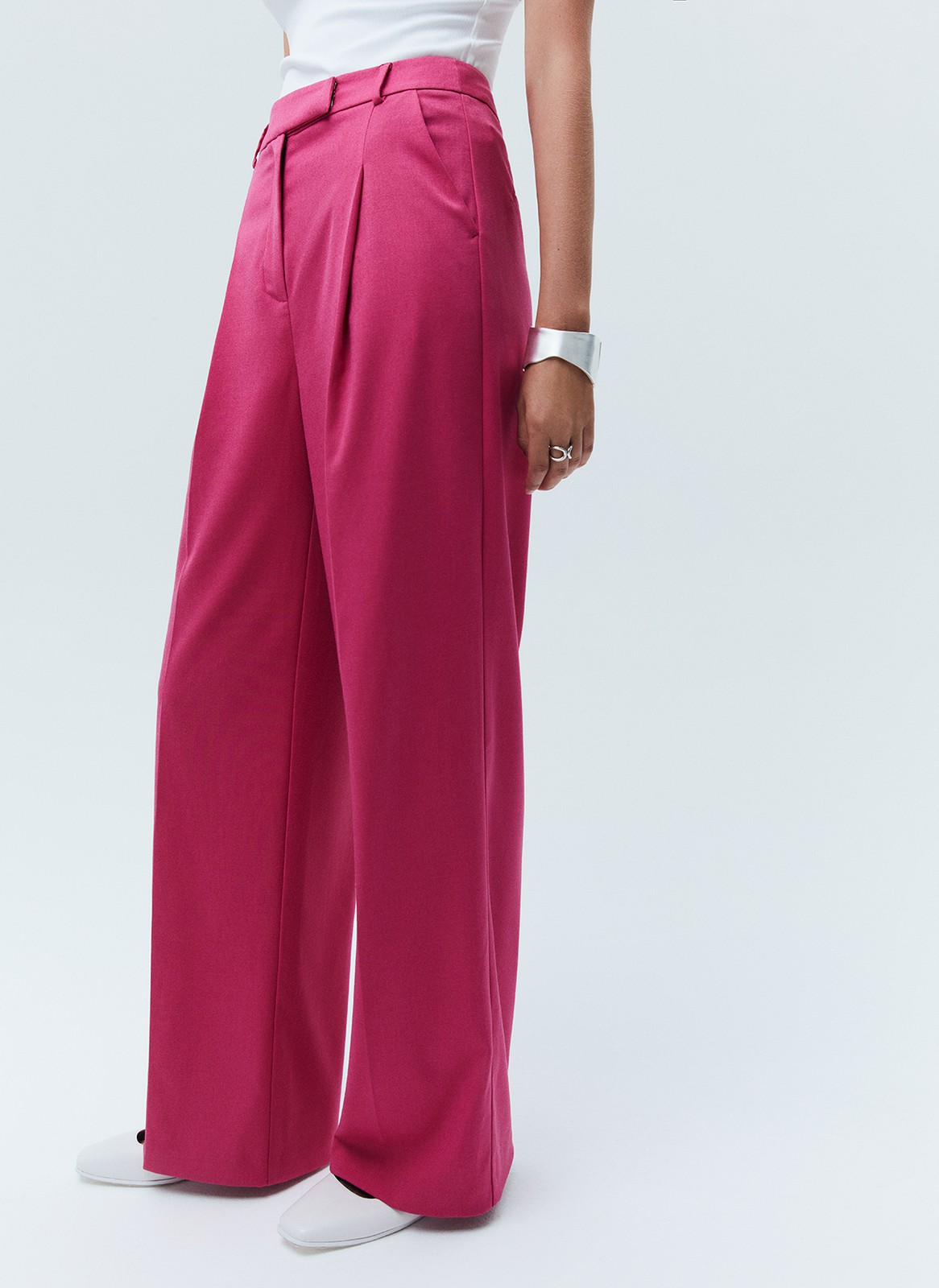 ПРЯМЫЕ БРЮКИ ПОЛНОЙ ДЛИНЫ, цвет: фуксия Allweneed
Прямые брюки из костюмной ткани. Модель полной длины, которая вытягивает силуэт. Скрытая застежка на молнию и два прорезных кармана. Ткань хорошо держит форму и очень приятна к телу. Средняя посадка подходит девушкам с разным ростом. Носите с жакетом из новой коллекции или с любимыми топами, блузами и футболками.