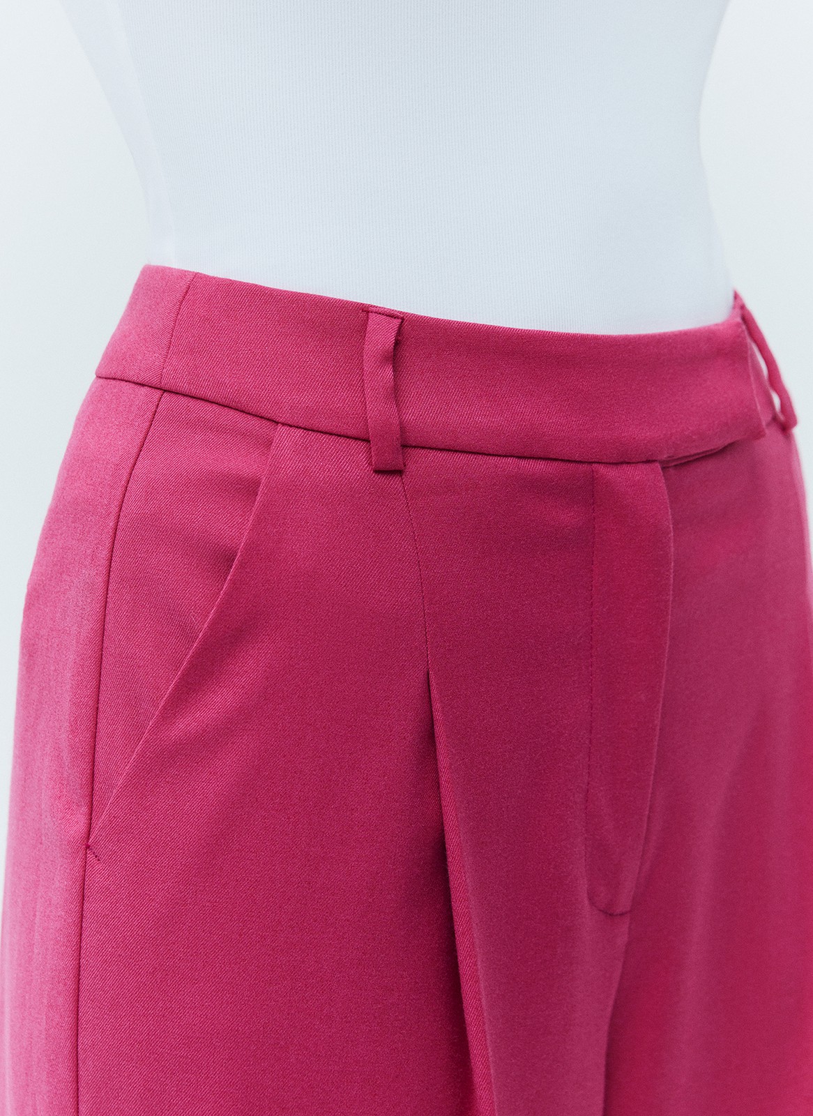 ПРЯМЫЕ БРЮКИ ПОЛНОЙ ДЛИНЫ, цвет: фуксия Allweneed
Прямые брюки из костюмной ткани. Модель полной длины, которая вытягивает силуэт. Скрытая застежка на молнию и два прорезных кармана. Ткань хорошо держит форму и очень приятна к телу. Средняя посадка подходит девушкам с разным ростом. Носите с жакетом из новой коллекции или с любимыми топами, блузами и футболками.