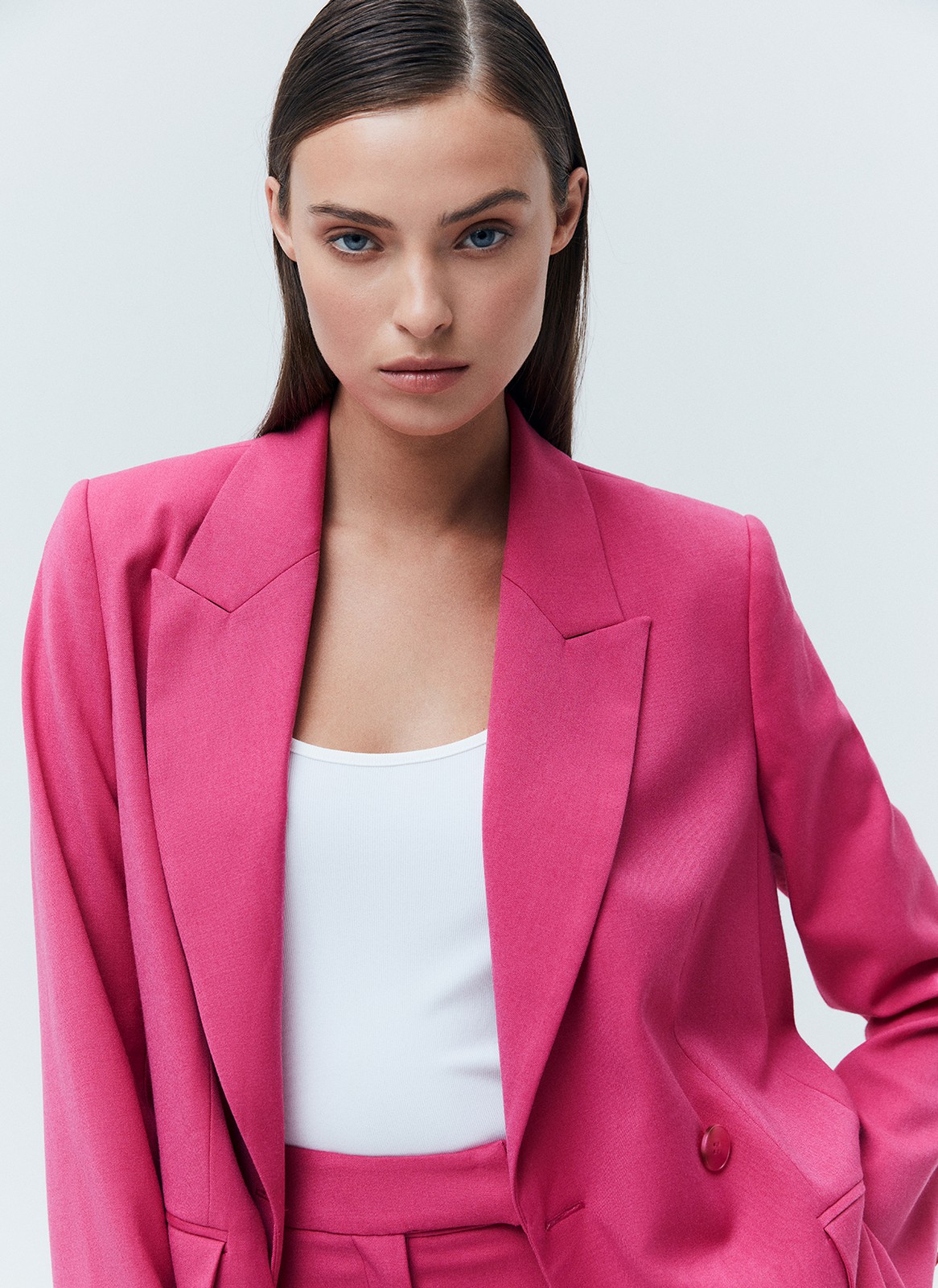 Двубортный жакет Oversize, цвет: фуксия Allweneed
Двубортный жакет свободного силуэта. Два накладных кармана по бокам. Классическая линия плеча. Мы знаем, что вы полюбили модели oversize, поэтому приготовили для вас вариацию жакета в новом исполнении. Четыре оттенка: три базовых и один акцентный. Носите с брюками изколлекции или с джинсамина встречу с подругами.