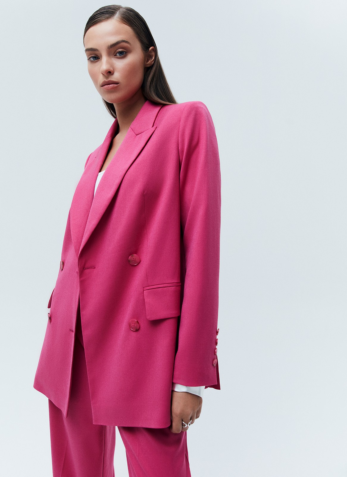 Двубортный жакет Oversize, цвет: фуксия Allweneed
Двубортный жакет свободного силуэта. Два накладных кармана по бокам. Классическая линия плеча. Мы знаем, что вы полюбили модели oversize, поэтому приготовили для вас вариацию жакета в новом исполнении. Четыре оттенка: три базовых и один акцентный. Носите с брюками изколлекции или с джинсамина встречу с подругами.