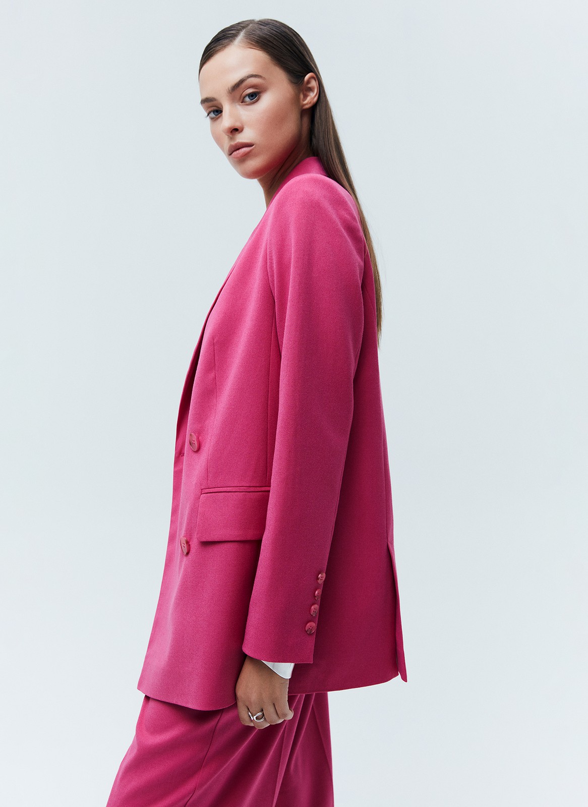 Двубортный жакет Oversize, цвет: фуксия Allweneed
Двубортный жакет свободного силуэта. Два накладных кармана по бокам. Классическая линия плеча. Мы знаем, что вы полюбили модели oversize, поэтому приготовили для вас вариацию жакета в новом исполнении. Четыре оттенка: три базовых и один акцентный. Носите с брюками изколлекции или с джинсамина встречу с подругами.