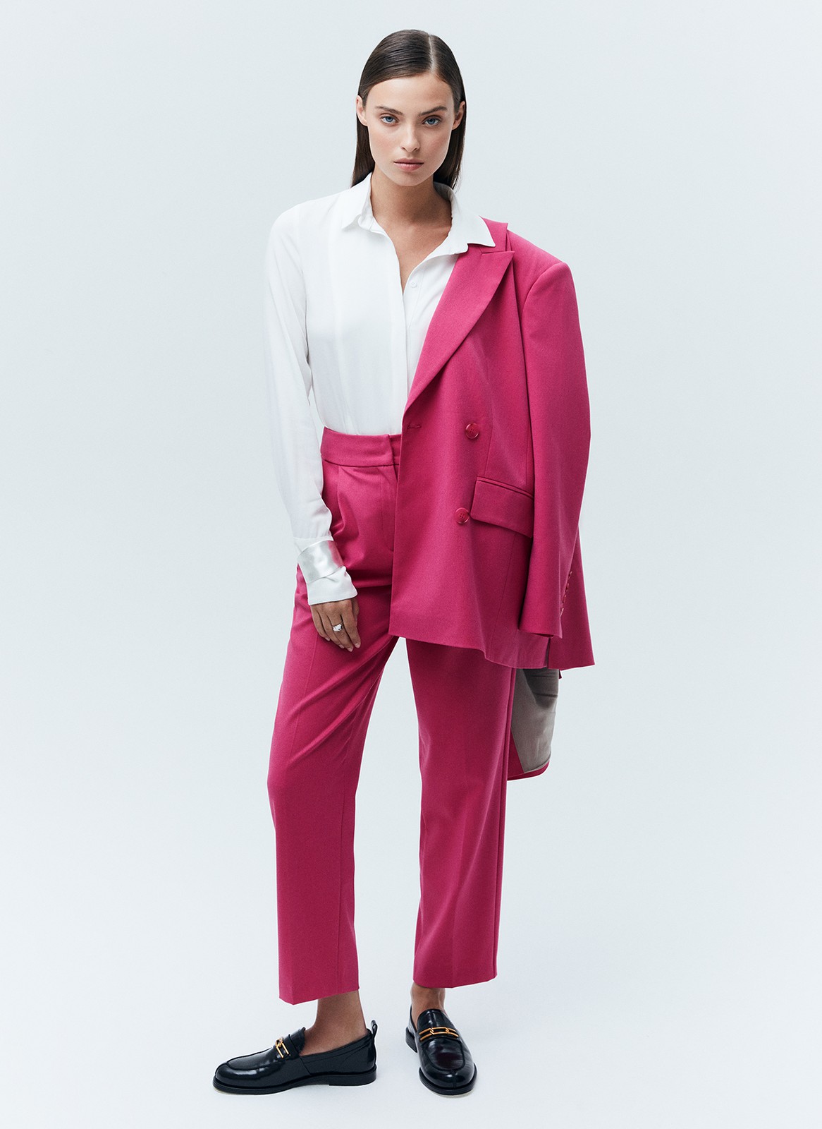 Брюки со средней посадкой, цвет: фуксия Allweneed
Прямые брюки на средней посадке из костюмной ткани. Ткань хорошо держит форму, поэтому модель долго сохраняет свой первоначальный вид. Два кармана с отрезным бочком и скрытая застежка на молнии. Мы любим такую длину брюк, которая смотрится оптимально с обувью на каблуке и без каблука. Сочетайте с жакетами из нашей коллекции.