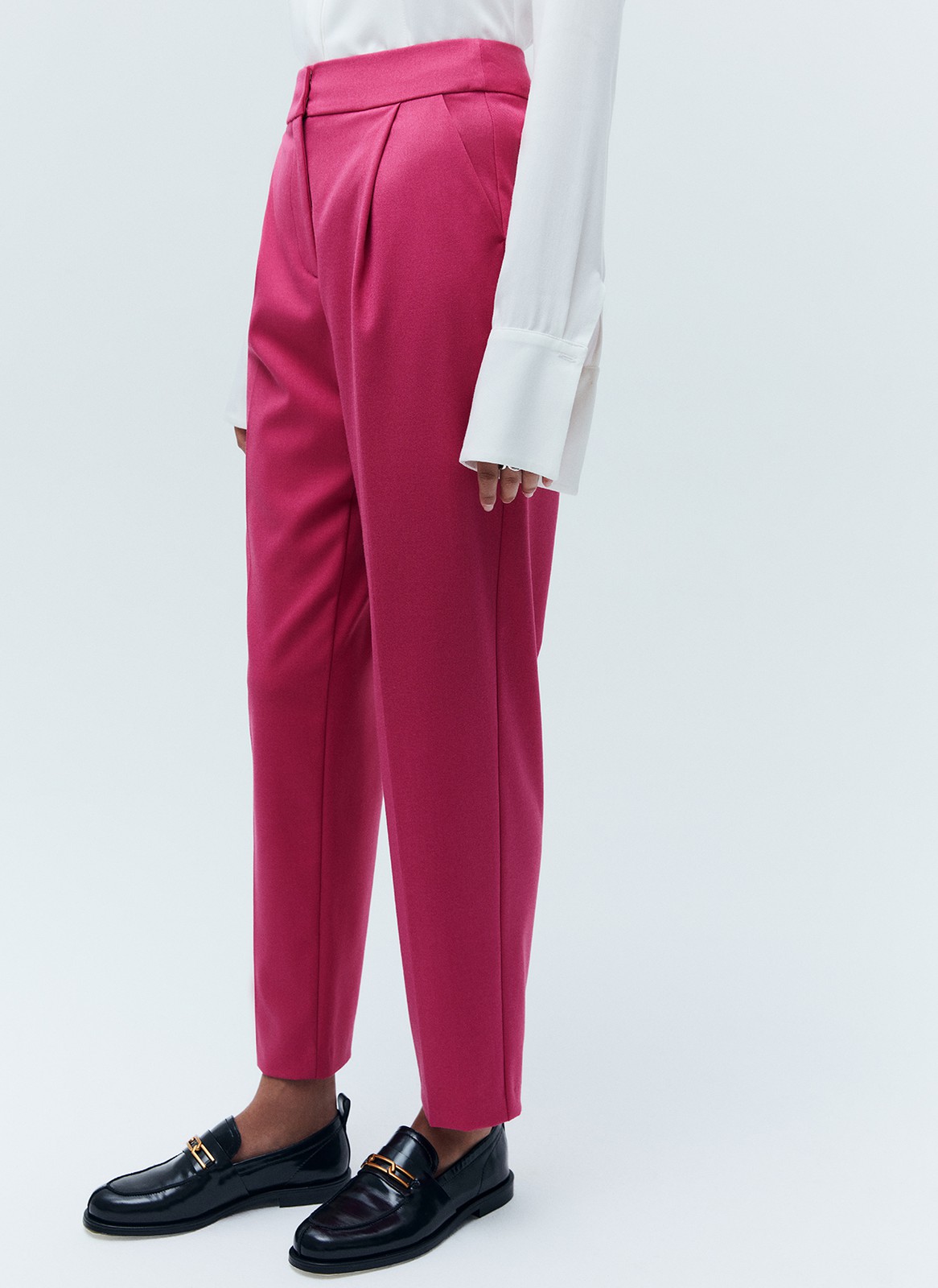 Брюки со средней посадкой, цвет: фуксия Allweneed
Прямые брюки на средней посадке из костюмной ткани. Ткань хорошо держит форму, поэтому модель долго сохраняет свой первоначальный вид. Два кармана с отрезным бочком и скрытая застежка на молнии. Мы любим такую длину брюк, которая смотрится оптимально с обувью на каблуке и без каблука. Сочетайте с жакетами из нашей коллекции.