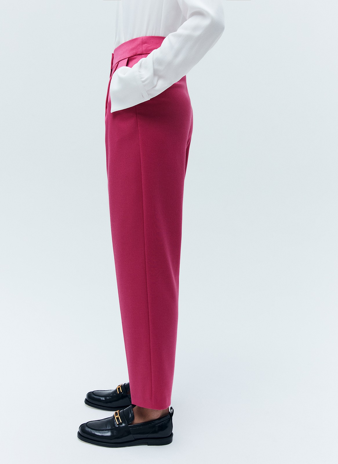 Брюки со средней посадкой, цвет: фуксия Allweneed
Прямые брюки на средней посадке из костюмной ткани. Ткань хорошо держит форму, поэтому модель долго сохраняет свой первоначальный вид. Два кармана с отрезным бочком и скрытая застежка на молнии. Мы любим такую длину брюк, которая смотрится оптимально с обувью на каблуке и без каблука. Сочетайте с жакетами из нашей коллекции.