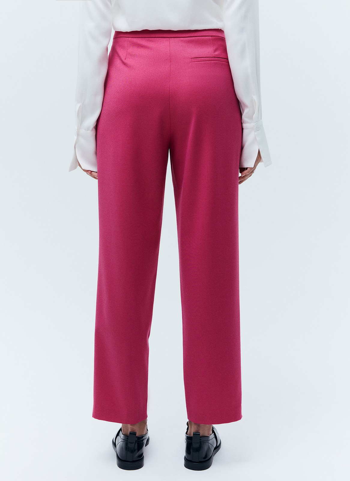 Брюки со средней посадкой, цвет: фуксия Allweneed
Прямые брюки на средней посадке из костюмной ткани. Ткань хорошо держит форму, поэтому модель долго сохраняет свой первоначальный вид. Два кармана с отрезным бочком и скрытая застежка на молнии. Мы любим такую длину брюк, которая смотрится оптимально с обувью на каблуке и без каблука. Сочетайте с жакетами из нашей коллекции.