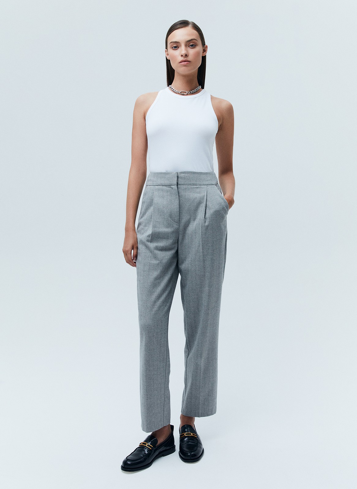 Брюки со средней посадкой, цвет: серый Allweneed
Прямые брюки на средней посадке из костюмной ткани. Ткань хорошо держит форму, поэтому модель долго сохраняет свой первоначальный вид. Два кармана с отрезным бочком и скрытая застежка на молнии. Мы любим такую длину брюк, которая смотрится оптимально с обувью на каблуке и без каблука. Сочетайте с жакетами из нашей коллекции.