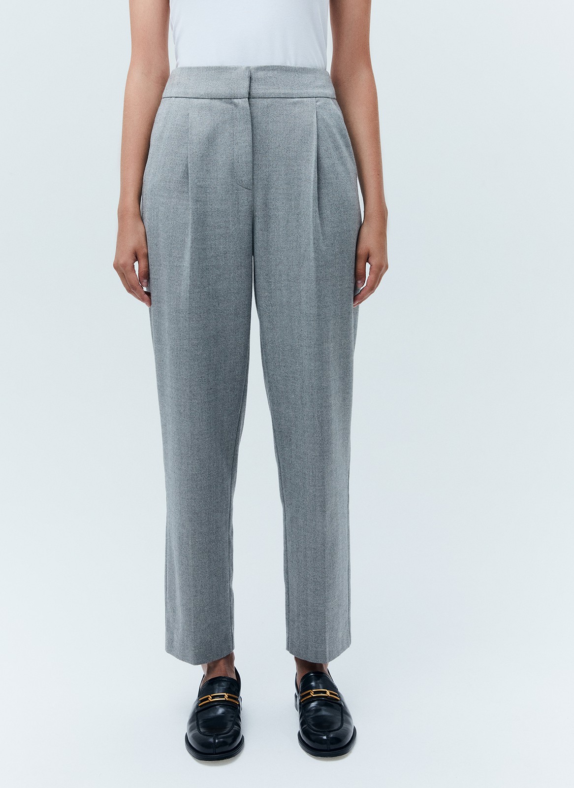 Брюки со средней посадкой, цвет: серый Allweneed
Прямые брюки на средней посадке из костюмной ткани. Ткань хорошо держит форму, поэтому модель долго сохраняет свой первоначальный вид. Два кармана с отрезным бочком и скрытая застежка на молнии. Мы любим такую длину брюк, которая смотрится оптимально с обувью на каблуке и без каблука. Сочетайте с жакетами из нашей коллекции.