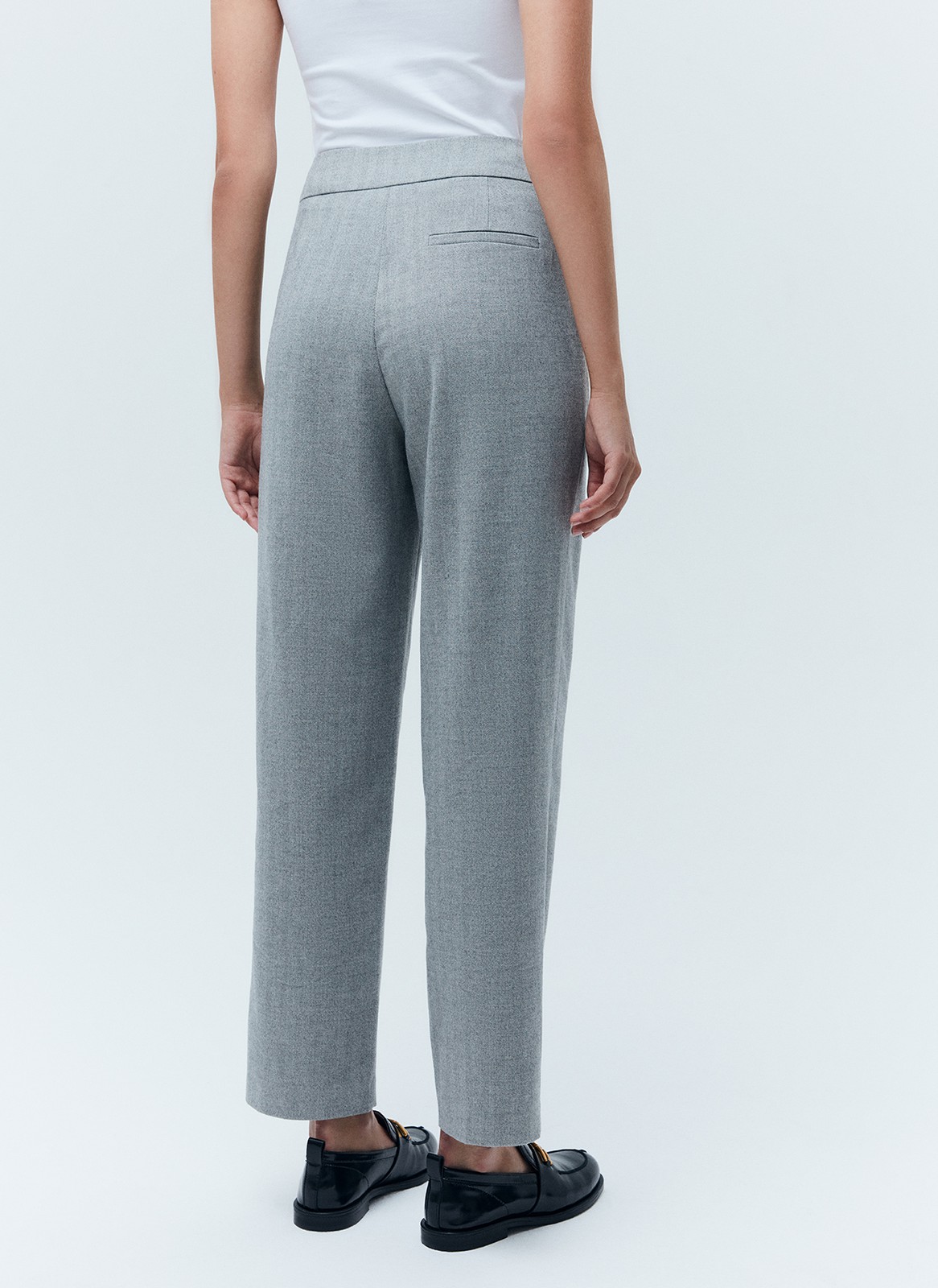 Брюки со средней посадкой, цвет: серый Allweneed
Прямые брюки на средней посадке из костюмной ткани. Ткань хорошо держит форму, поэтому модель долго сохраняет свой первоначальный вид. Два кармана с отрезным бочком и скрытая застежка на молнии. Мы любим такую длину брюк, которая смотрится оптимально с обувью на каблуке и без каблука. Сочетайте с жакетами из нашей коллекции.