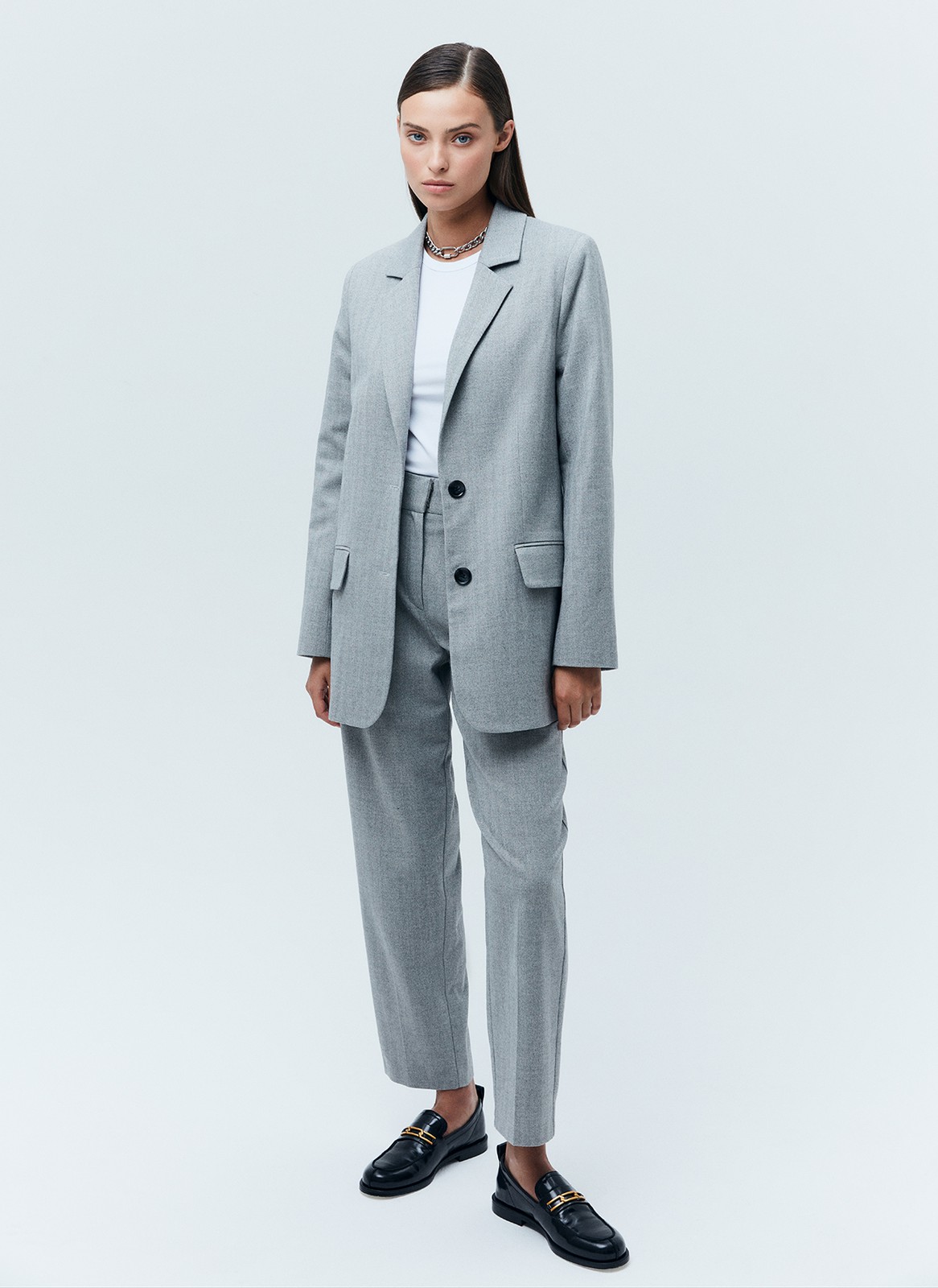 Брюки со средней посадкой, цвет: серый Allweneed
Прямые брюки на средней посадке из костюмной ткани. Ткань хорошо держит форму, поэтому модель долго сохраняет свой первоначальный вид. Два кармана с отрезным бочком и скрытая застежка на молнии. Мы любим такую длину брюк, которая смотрится оптимально с обувью на каблуке и без каблука. Сочетайте с жакетами из нашей коллекции.