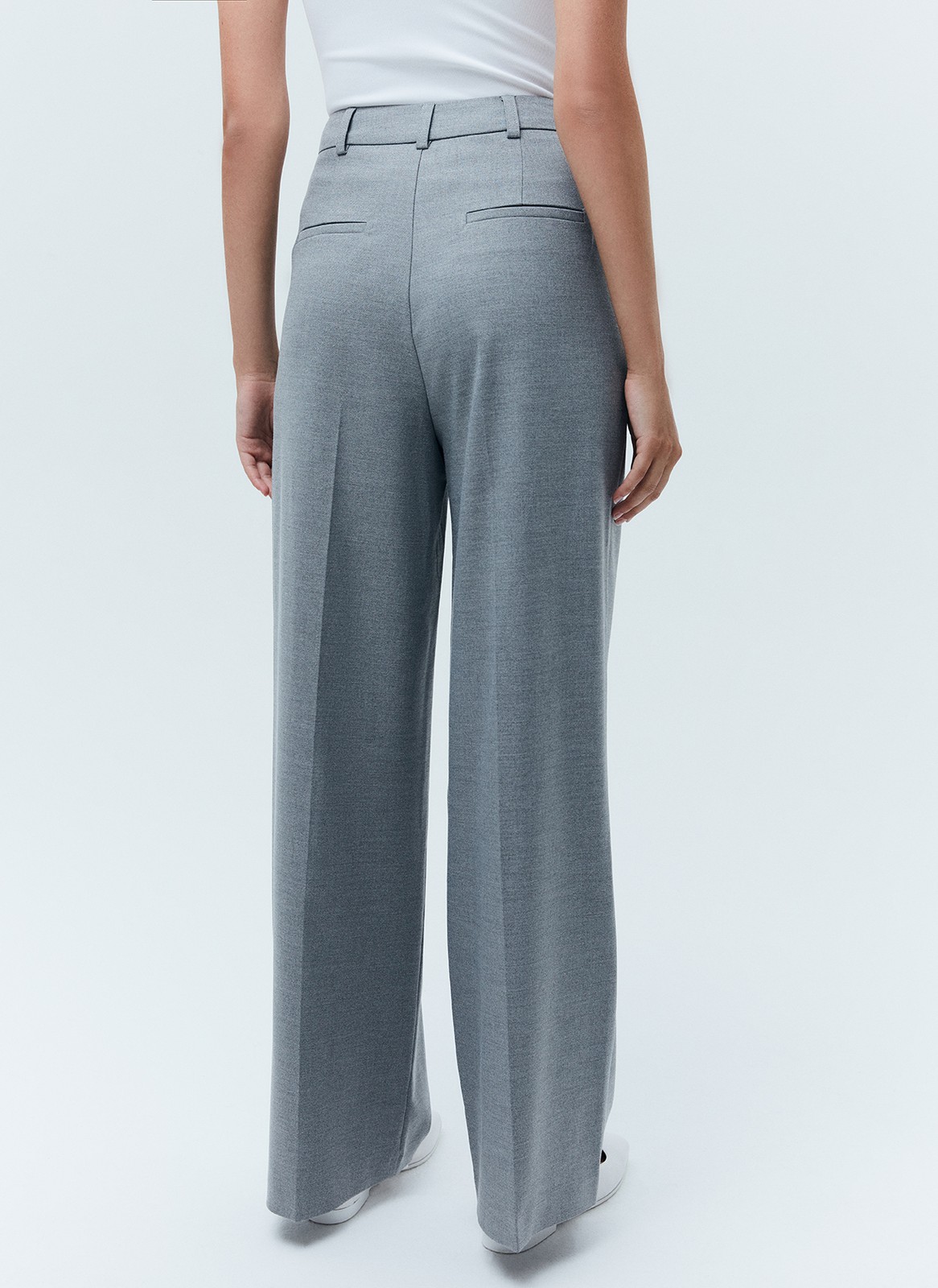ПРЯМЫЕ БРЮКИ ПОЛНОЙ ДЛИНЫ, цвет: серый Allweneed
Прямые брюки из костюмной ткани. Модель полной длины, которая вытягивает силуэт. Скрытая застежка на молнию и два прорезных кармана. Ткань хорошо держит форму и очень приятна к телу. Средняя посадка подходит девушкам с разным ростом. Носите с жакетом из новой коллекции или с любимыми топами, блузами и футболками.