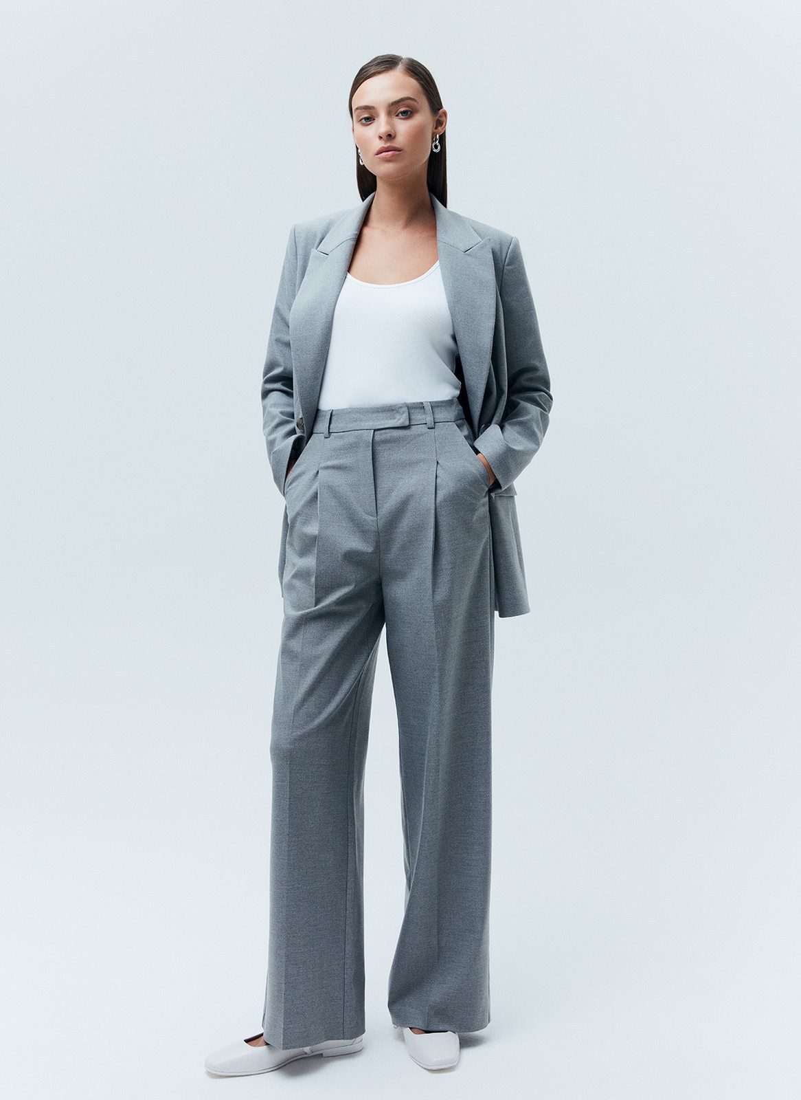 ПРЯМЫЕ БРЮКИ ПОЛНОЙ ДЛИНЫ, цвет: серый Allweneed
Прямые брюки из костюмной ткани. Модель полной длины, которая вытягивает силуэт. Скрытая застежка на молнию и два прорезных кармана. Ткань хорошо держит форму и очень приятна к телу. Средняя посадка подходит девушкам с разным ростом. Носите с жакетом из новой коллекции или с любимыми топами, блузами и футболками.