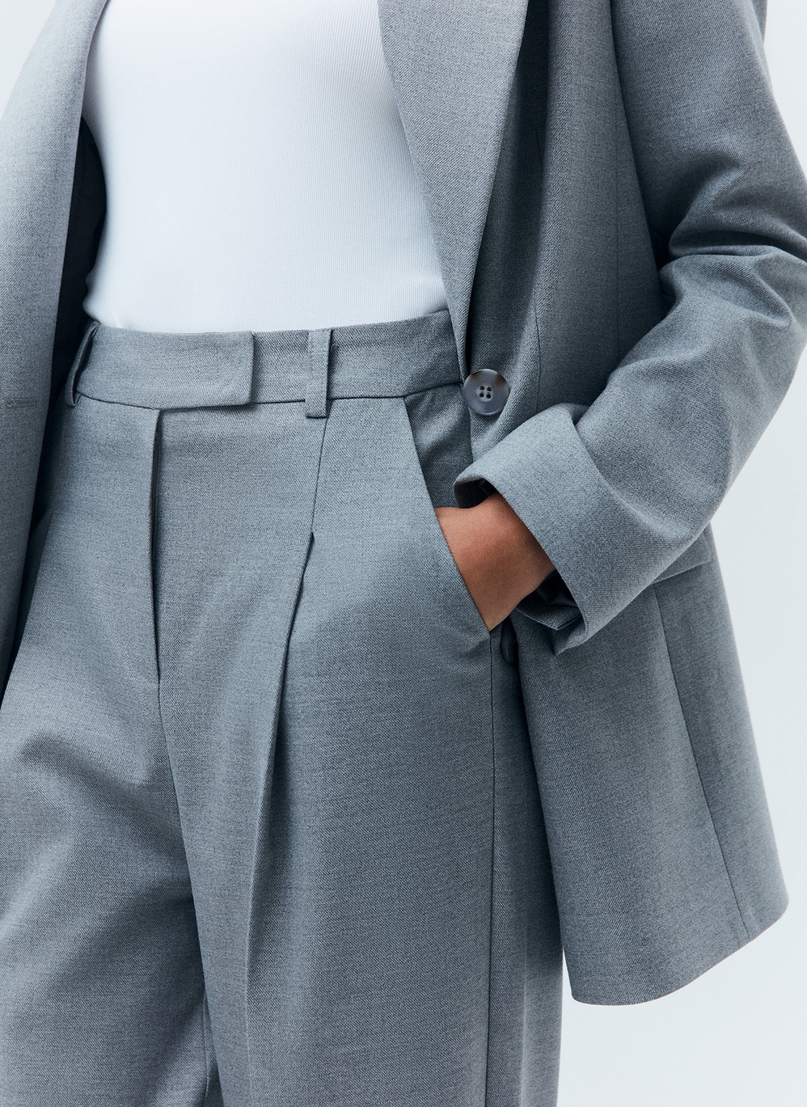 ПРЯМЫЕ БРЮКИ ПОЛНОЙ ДЛИНЫ, цвет: серый Allweneed
Прямые брюки из костюмной ткани. Модель полной длины, которая вытягивает силуэт. Скрытая застежка на молнию и два прорезных кармана. Ткань хорошо держит форму и очень приятна к телу. Средняя посадка подходит девушкам с разным ростом. Носите с жакетом из новой коллекции или с любимыми топами, блузами и футболками.