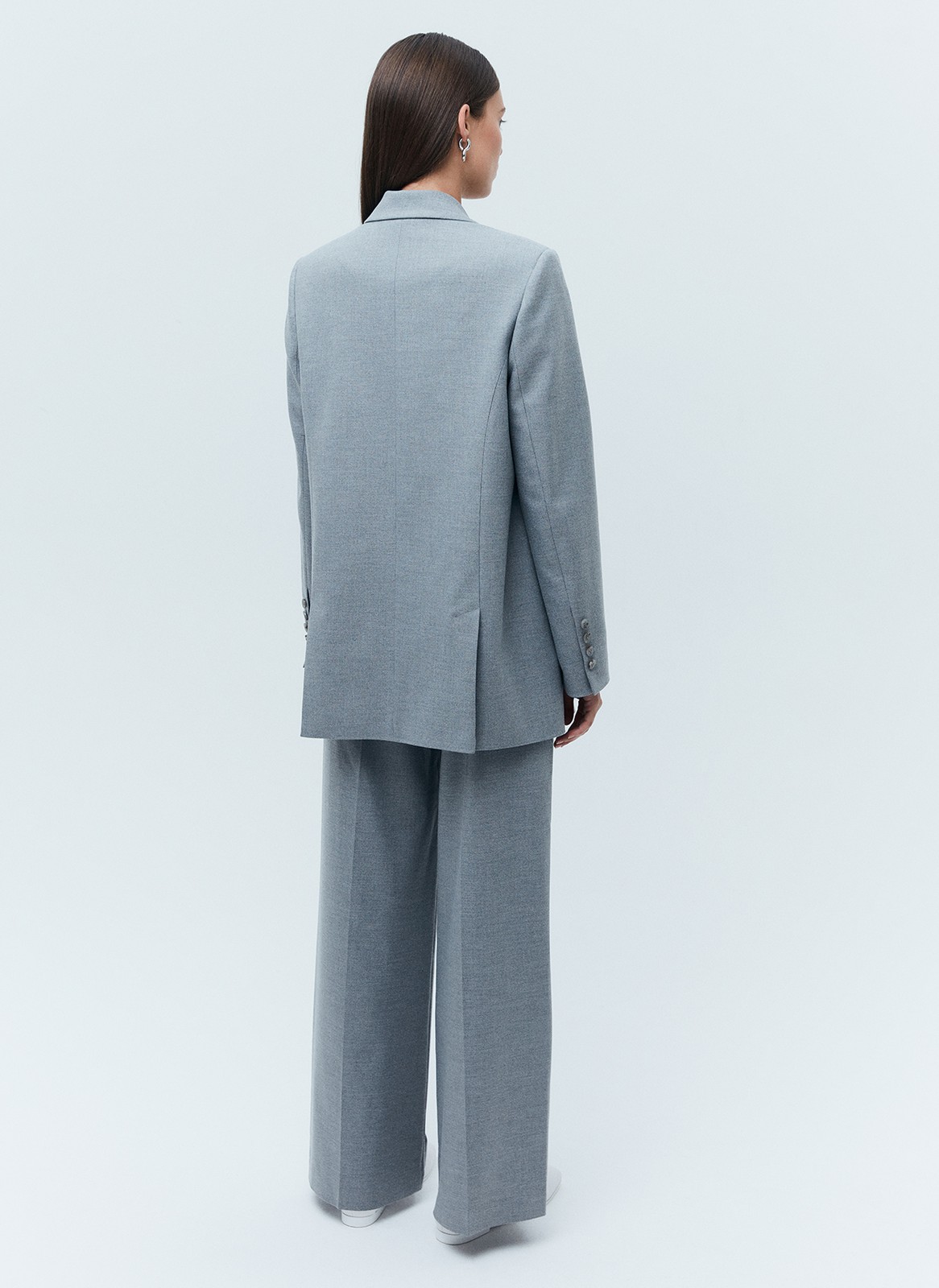 Двубортный жакет Oversize, цвет: серый Allweneed
Двубортный жакет свободного силуэта. Два накладных кармана по бокам. Классическая линия плеча. Мы знаем, что вы полюбили модели oversize, поэтому приготовили для вас вариацию жакета в новом исполнении. Четыре оттенка: три базовых и один акцентный. Носите с брюками изколлекции или с джинсамина встречу с подругами.