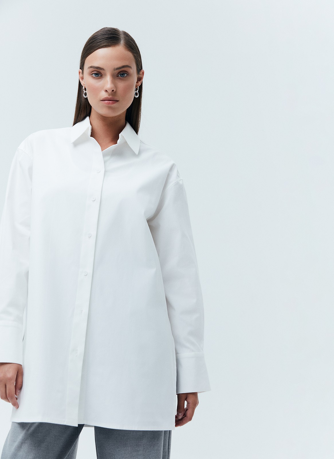 РУБАШКА OVERSIZE, цвет: белый Allweneed Рубашка oversize из плотной ткани. Ткань пластичная и долго сохраняет первоначальный вид. Застежка на пуговицы и кокетка на спине для идеальной посадки. Благодаря перепаду длины и разрезам в боковых швах можно носить навыпуск с легинсами и велосипедками. Рубашку нам нравится надевать вместо легкого кардигана на сарафаны, топы и футболки. Сочетайте ее с изделиями из коллекции по настроению в любое время года.
На модели размер XS/S