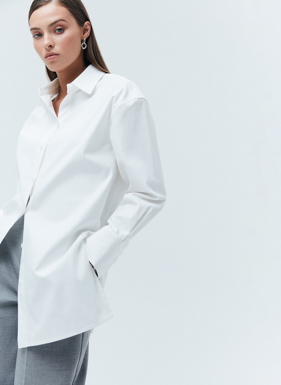 РУБАШКА OVERSIZE, цвет: белый Allweneed Рубашка oversize из плотной ткани. Ткань пластичная и долго сохраняет первоначальный вид. Застежка на пуговицы и кокетка на спине для идеальной посадки. Благодаря перепаду длины и разрезам в боковых швах можно носить навыпуск с легинсами и велосипедками. Рубашку нам нравится надевать вместо легкого кардигана на сарафаны, топы и футболки. Сочетайте ее с изделиями из коллекции по настроению в любое время года.
На модели размер XS/S