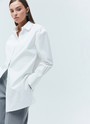 РУБАШКА OVERSIZE, цвет: белый Allweneed Рубашка oversize из плотной ткани. Ткань пластичная и долго сохраняет первоначальный вид. Застежка на пуговицы и кокетка на спине для идеальной посадки. Благодаря перепаду длины и разрезам в боковых швах можно носить навыпуск с легинсами и велосипедками. Рубашку нам нравится надевать вместо легкого кардигана на сарафаны, топы и футболки. Сочетайте ее с изделиями из коллекции по настроению в любое время года.
На модели размер XS/S