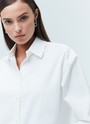 РУБАШКА OVERSIZE, цвет: белый Allweneed Рубашка oversize из плотной ткани. Ткань пластичная и долго сохраняет первоначальный вид. Застежка на пуговицы и кокетка на спине для идеальной посадки. Благодаря перепаду длины и разрезам в боковых швах можно носить навыпуск с легинсами и велосипедками. Рубашку нам нравится надевать вместо легкого кардигана на сарафаны, топы и футболки. Сочетайте ее с изделиями из коллекции по настроению в любое время года.
На модели размер XS/S