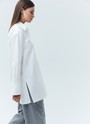 РУБАШКА OVERSIZE, цвет: белый Allweneed Рубашка oversize из плотной ткани. Ткань пластичная и долго сохраняет первоначальный вид. Застежка на пуговицы и кокетка на спине для идеальной посадки. Благодаря перепаду длины и разрезам в боковых швах можно носить навыпуск с легинсами и велосипедками. Рубашку нам нравится надевать вместо легкого кардигана на сарафаны, топы и футболки. Сочетайте ее с изделиями из коллекции по настроению в любое время года.
На модели размер XS/S