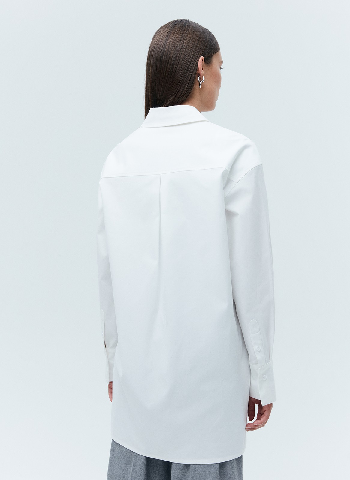 РУБАШКА OVERSIZE, цвет: белый Allweneed Рубашка oversize из плотной ткани. Ткань пластичная и долго сохраняет первоначальный вид. Застежка на пуговицы и кокетка на спине для идеальной посадки. Благодаря перепаду длины и разрезам в боковых швах можно носить навыпуск с легинсами и велосипедками. Рубашку нам нравится надевать вместо легкого кардигана на сарафаны, топы и футболки. Сочетайте ее с изделиями из коллекции по настроению в любое время года.
На модели размер XS/S