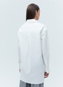 РУБАШКА OVERSIZE, цвет: белый Allweneed Рубашка oversize из плотной ткани. Ткань пластичная и долго сохраняет первоначальный вид. Застежка на пуговицы и кокетка на спине для идеальной посадки. Благодаря перепаду длины и разрезам в боковых швах можно носить навыпуск с легинсами и велосипедками. Рубашку нам нравится надевать вместо легкого кардигана на сарафаны, топы и футболки. Сочетайте ее с изделиями из коллекции по настроению в любое время года.
На модели размер XS/S