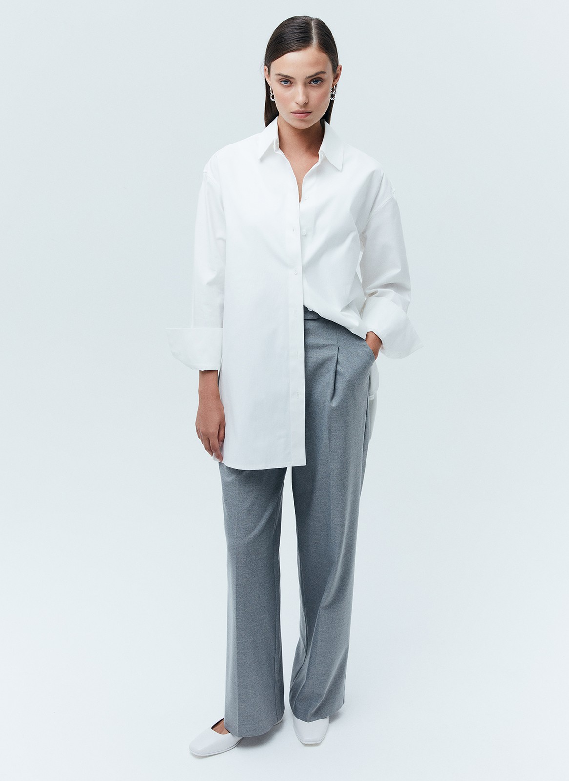 РУБАШКА OVERSIZE, цвет: белый Allweneed Рубашка oversize из плотной ткани. Ткань пластичная и долго сохраняет первоначальный вид. Застежка на пуговицы и кокетка на спине для идеальной посадки. Благодаря перепаду длины и разрезам в боковых швах можно носить навыпуск с легинсами и велосипедками. Рубашку нам нравится надевать вместо легкого кардигана на сарафаны, топы и футболки. Сочетайте ее с изделиями из коллекции по настроению в любое время года.
На модели размер XS/S