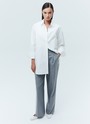 РУБАШКА OVERSIZE, цвет: белый Allweneed Рубашка oversize из плотной ткани. Ткань пластичная и долго сохраняет первоначальный вид. Застежка на пуговицы и кокетка на спине для идеальной посадки. Благодаря перепаду длины и разрезам в боковых швах можно носить навыпуск с легинсами и велосипедками. Рубашку нам нравится надевать вместо легкого кардигана на сарафаны, топы и футболки. Сочетайте ее с изделиями из коллекции по настроению в любое время года.
На модели размер XS/S