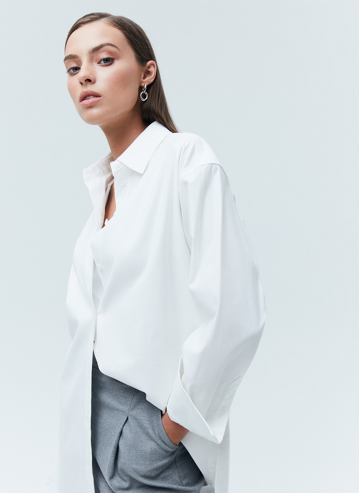 РУБАШКА OVERSIZE, цвет: белый Allweneed Рубашка oversize из плотной ткани. Ткань пластичная и долго сохраняет первоначальный вид. Застежка на пуговицы и кокетка на спине для идеальной посадки. Благодаря перепаду длины и разрезам в боковых швах можно носить навыпуск с легинсами и велосипедками. Рубашку нам нравится надевать вместо легкого кардигана на сарафаны, топы и футболки. Сочетайте ее с изделиями из коллекции по настроению в любое время года.
На модели размер XS/S