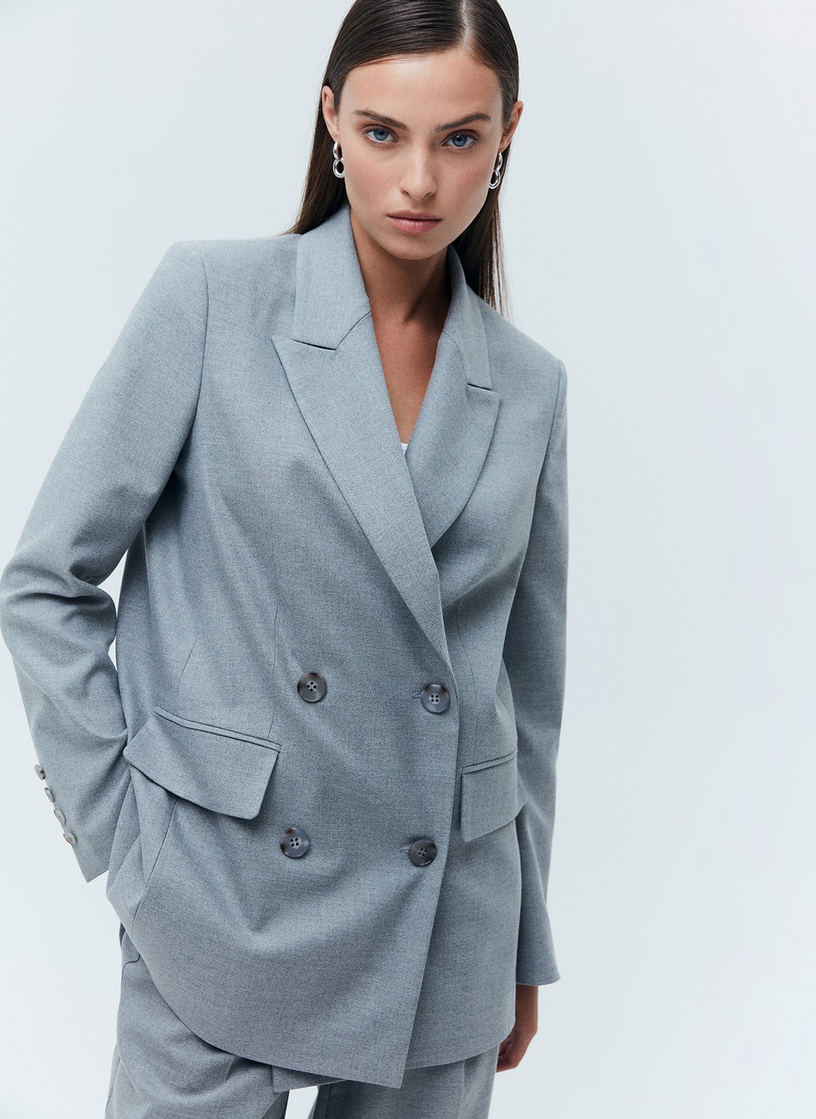 Двубортный жакет Oversize, цвет: серый Allweneed
Двубортный жакет свободного силуэта. Два накладных кармана по бокам. Классическая линия плеча. Мы знаем, что вы полюбили модели oversize, поэтому приготовили для вас вариацию жакета в новом исполнении. Четыре оттенка: три базовых и один акцентный. Носите с брюками изколлекции или с джинсамина встречу с подругами.