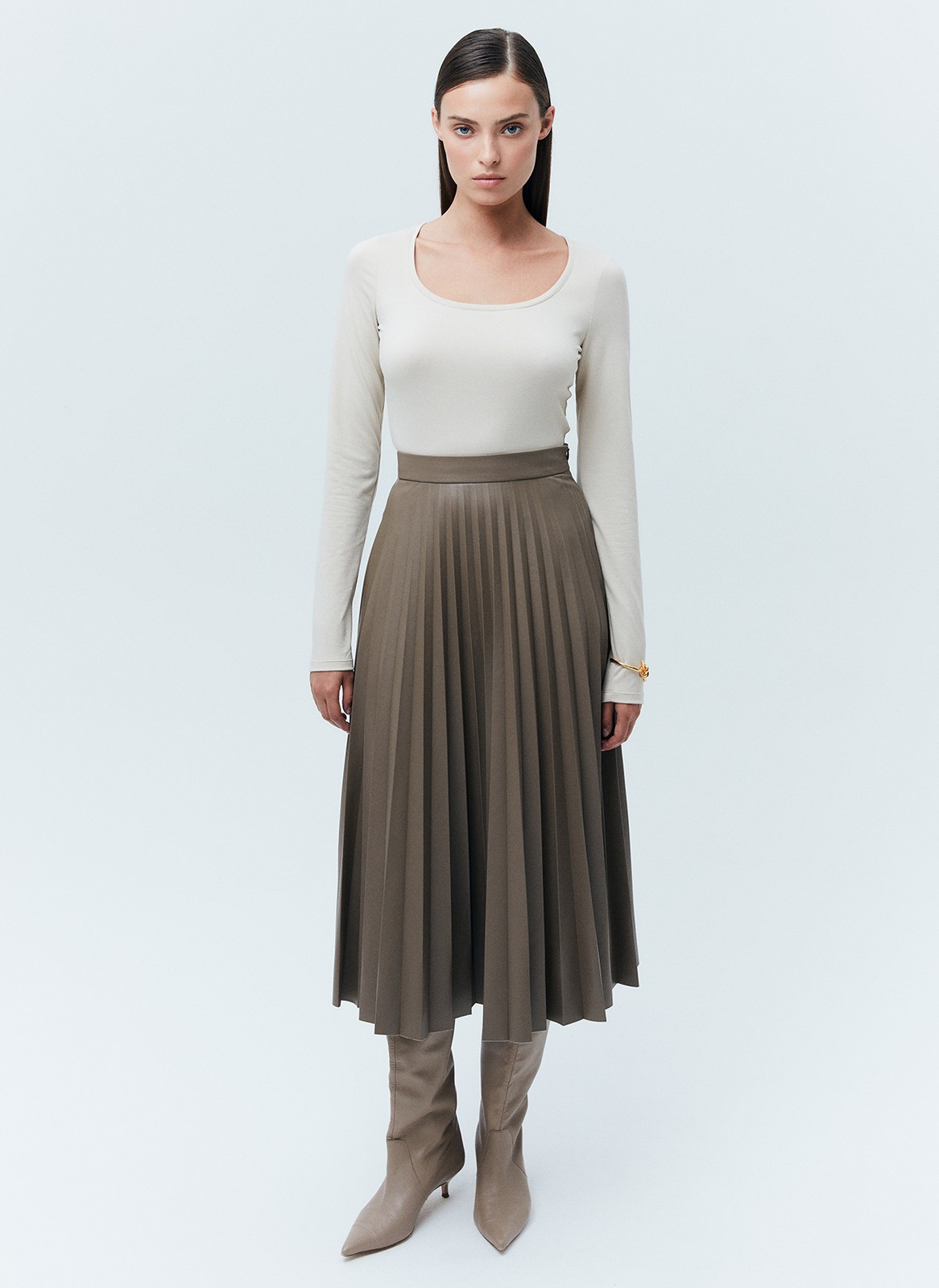 Юбка гофре из экокожи, цвет: латте Allweneed
Юбка-гофре из мягкой экокожи на ворсовой основе. Модель на поясе. Материал хорошо держит форму, поэтому вы можете быть спокойны за внешний вид изделия даже после активного дня. Для комфорта мы добавили потайную молнию в боковом шве. Мы уже продумали в голове образ для свидания, с водолазкой и аккуратными украшениями. Изделие можно надевать как летом, так и зимой.