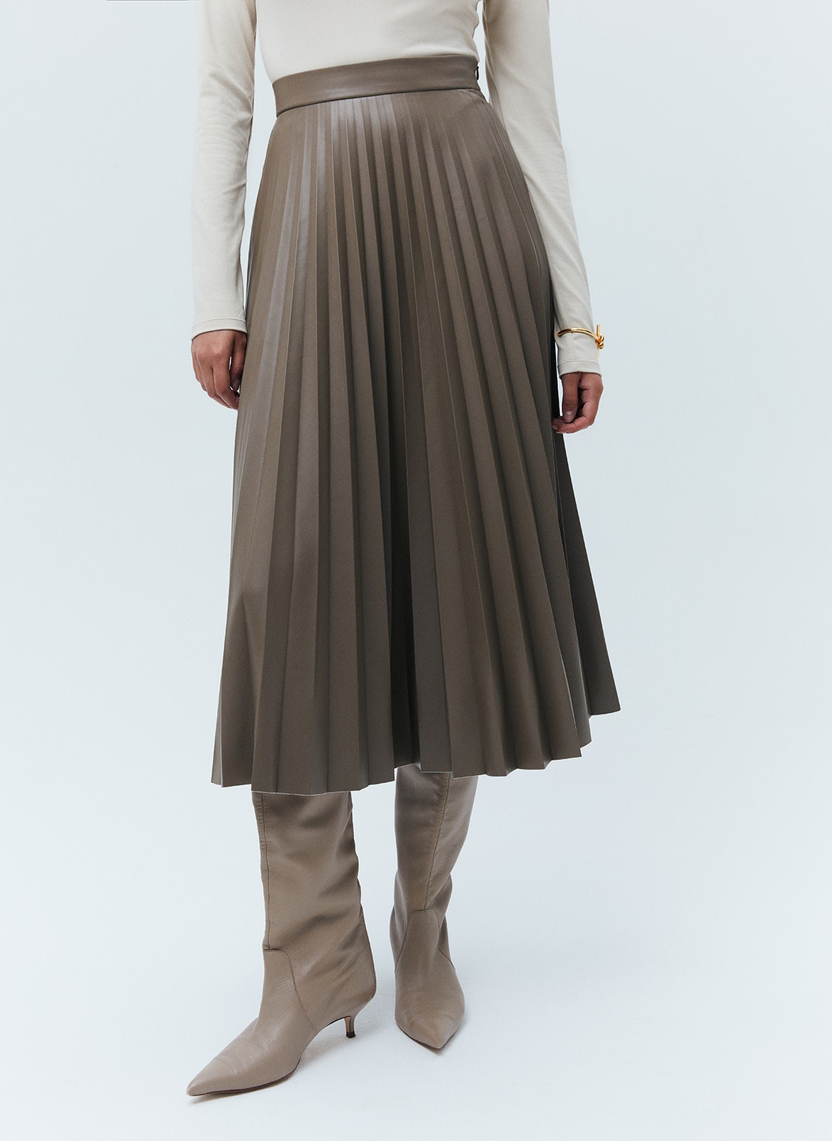 Юбка гофре из экокожи, цвет: латте Allweneed
Юбка-гофре из мягкой экокожи на ворсовой основе. Модель на поясе. Материал хорошо держит форму, поэтому вы можете быть спокойны за внешний вид изделия даже после активного дня. Для комфорта мы добавили потайную молнию в боковом шве. Мы уже продумали в голове образ для свидания, с водолазкой и аккуратными украшениями. Изделие можно надевать как летом, так и зимой.