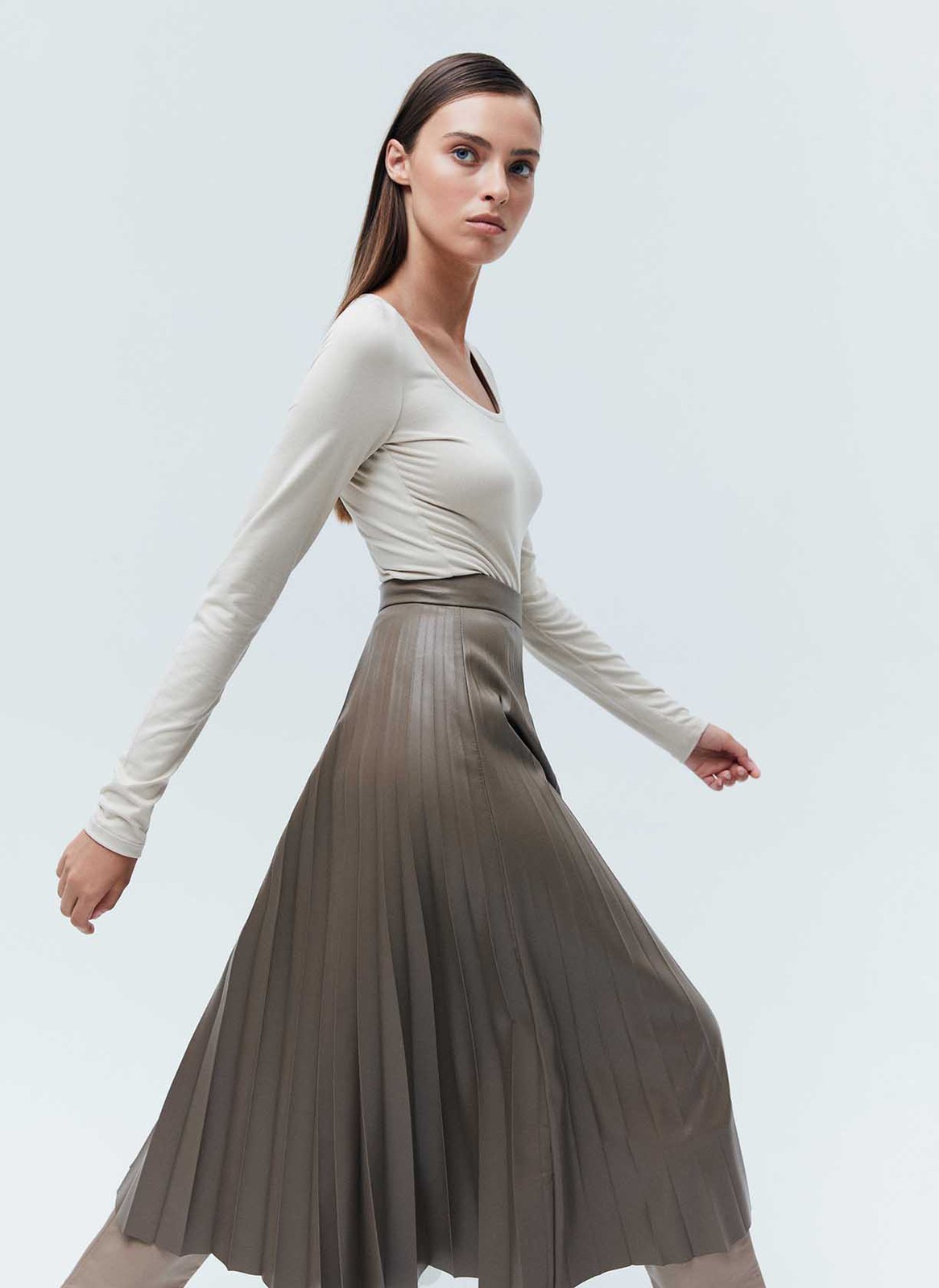 Юбка гофре из экокожи, цвет: латте Allweneed
Юбка-гофре из мягкой экокожи на ворсовой основе. Модель на поясе. Материал хорошо держит форму, поэтому вы можете быть спокойны за внешний вид изделия даже после активного дня. Для комфорта мы добавили потайную молнию в боковом шве. Мы уже продумали в голове образ для свидания, с водолазкой и аккуратными украшениями. Изделие можно надевать как летом, так и зимой.