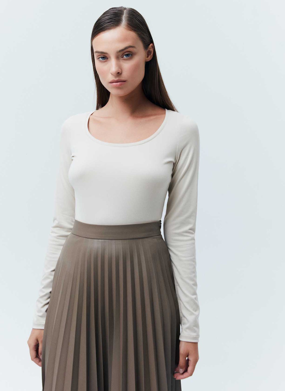 


Боди из нежного трикотажа с приятной на ощупь текстурой. Благодаря тонкой и эластичной ткани модель хорошо садится по фигуре. Круглый, глубокий вырез и удлиненный рукав. Мы сделали удобную застежку на кнопках для регулирования длины изделия. Если вы искали способ сделать образ лаконичным, но чуть более чувственным, чем с обычной футболкой или лонгсливом, обратите внимание на боди. Можно сочетать с любым низом: юбкой, брюками или джинсами.

