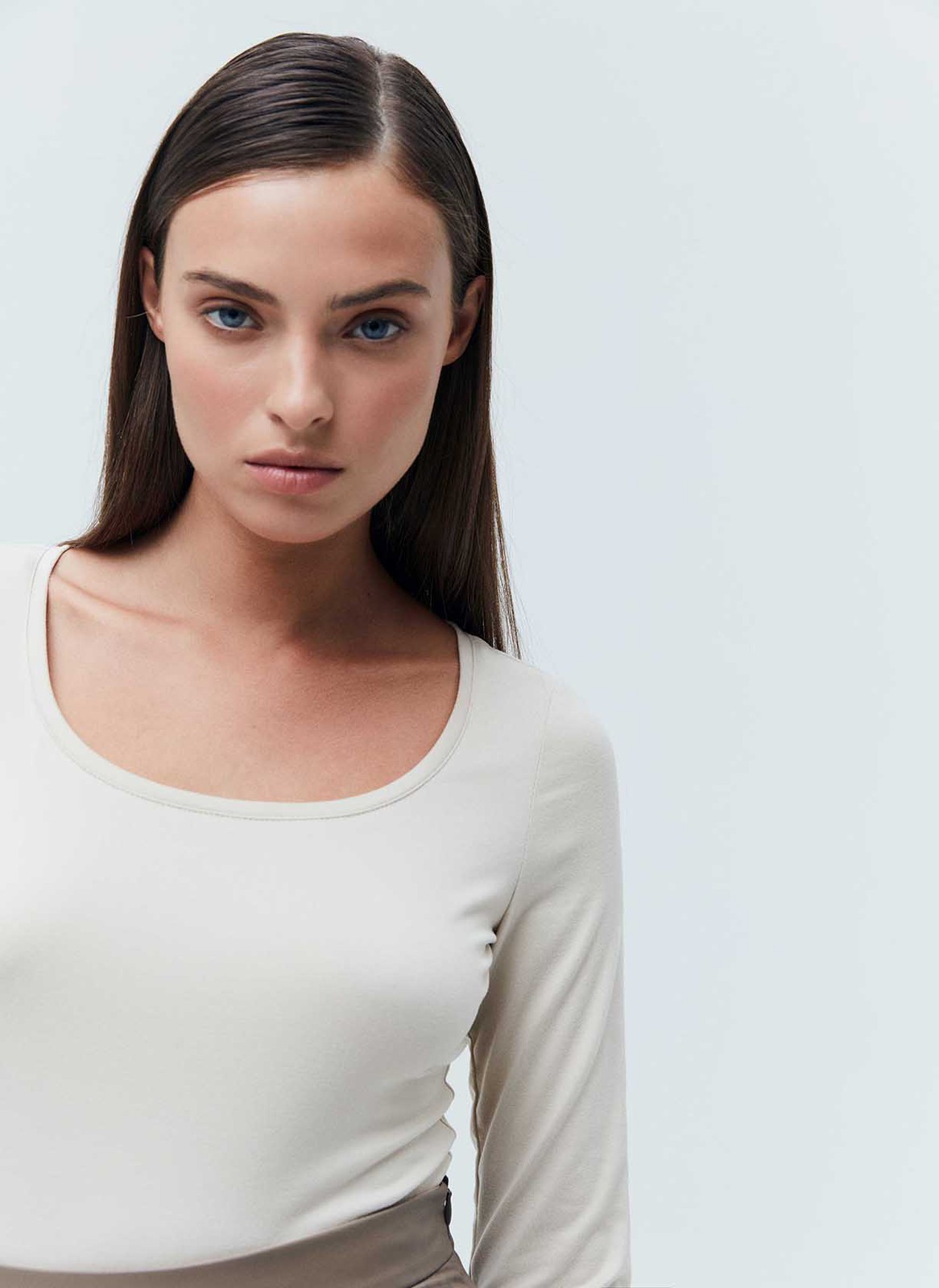 


Боди из нежного трикотажа с приятной на ощупь текстурой. Благодаря тонкой и эластичной ткани модель хорошо садится по фигуре. Круглый, глубокий вырез и удлиненный рукав. Мы сделали удобную застежку на кнопках для регулирования длины изделия. Если вы искали способ сделать образ лаконичным, но чуть более чувственным, чем с обычной футболкой или лонгсливом, обратите внимание на боди. Можно сочетать с любым низом: юбкой, брюками или джинсами.

