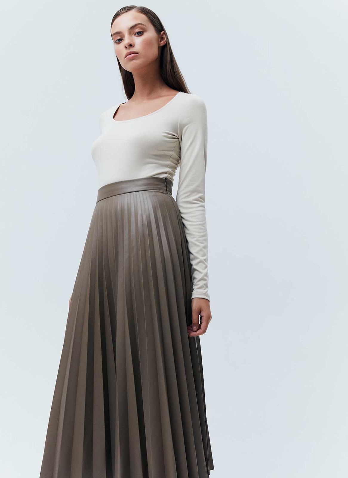 Юбка гофре из экокожи, цвет: латте Allweneed
Юбка-гофре из мягкой экокожи на ворсовой основе. Модель на поясе. Материал хорошо держит форму, поэтому вы можете быть спокойны за внешний вид изделия даже после активного дня. Для комфорта мы добавили потайную молнию в боковом шве. Мы уже продумали в голове образ для свидания, с водолазкой и аккуратными украшениями. Изделие можно надевать как летом, так и зимой.