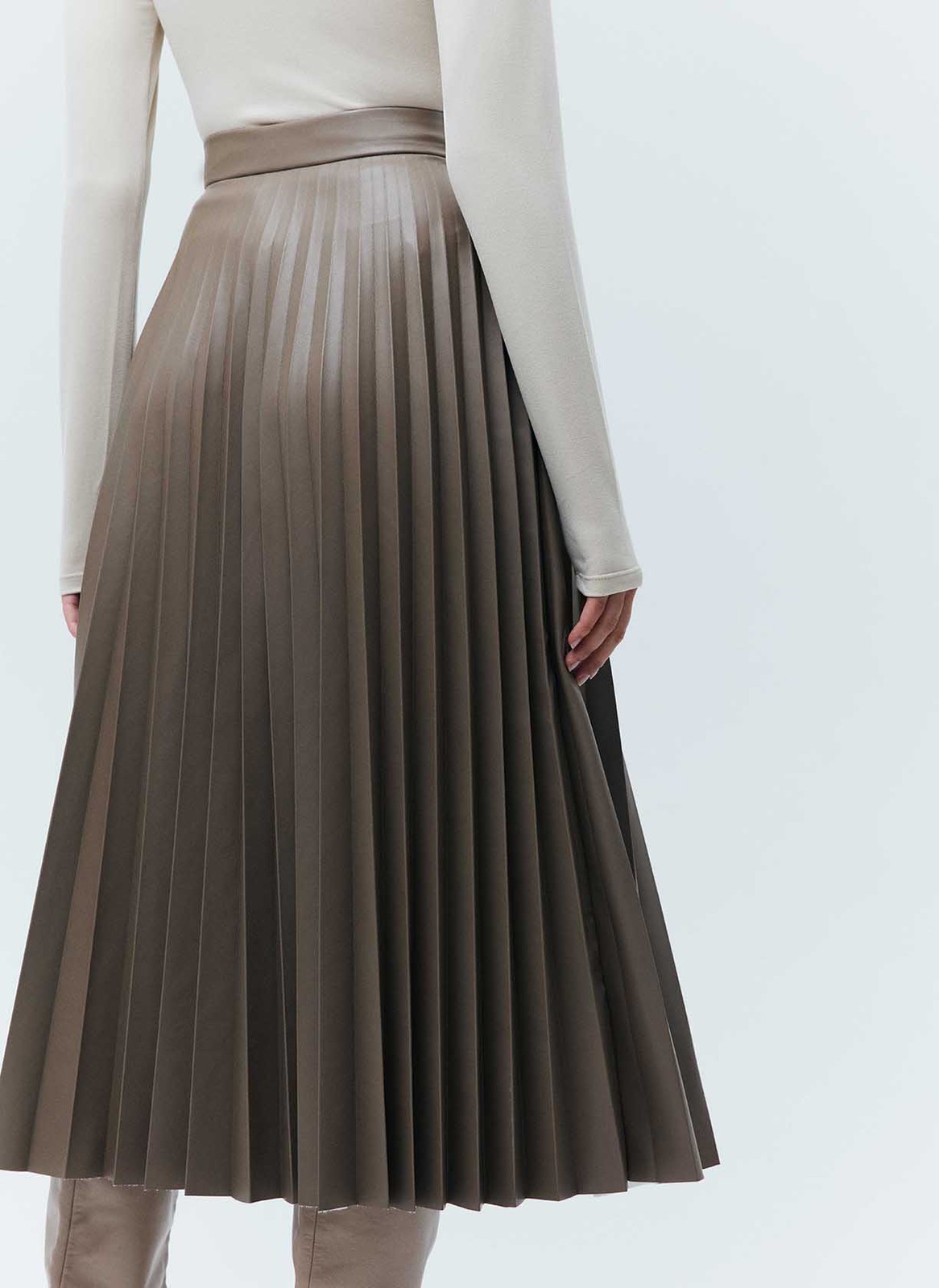 Юбка гофре из экокожи, цвет: латте Allweneed
Юбка-гофре из мягкой экокожи на ворсовой основе. Модель на поясе. Материал хорошо держит форму, поэтому вы можете быть спокойны за внешний вид изделия даже после активного дня. Для комфорта мы добавили потайную молнию в боковом шве. Мы уже продумали в голове образ для свидания, с водолазкой и аккуратными украшениями. Изделие можно надевать как летом, так и зимой.