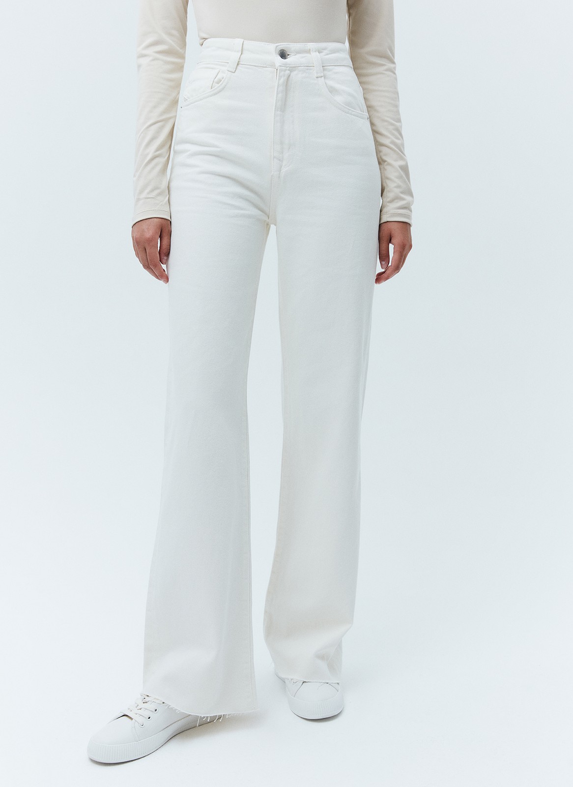 Джинсы широкие полной длины, цвет: молочный Allweneed Джинсысвободного кроя из хлопка,с высокой посадкой. Плотный деним позволяет держать форму и красиво облегать линию бедра. Необработанный край. Мы выполнили модель из нашего премиального, 100% хлопкового денима, с авторской варкой и брендированной фурнитурой высокого качества.