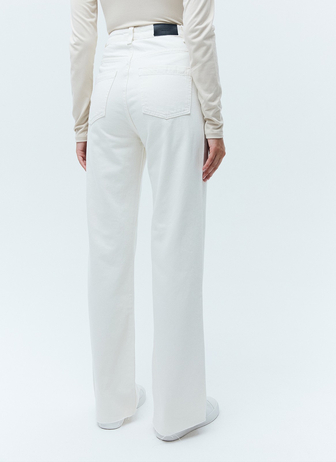 Джинсы широкие полной длины, цвет: молочный Allweneed Джинсысвободного кроя из хлопка,с высокой посадкой. Плотный деним позволяет держать форму и красиво облегать линию бедра. Необработанный край. Мы выполнили модель из нашего премиального, 100% хлопкового денима, с авторской варкой и брендированной фурнитурой высокого качества.