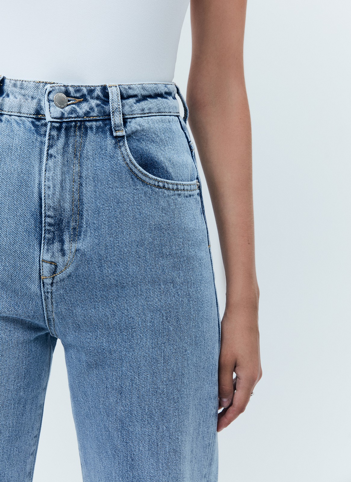 Джинсы широкие полной длины, цвет: ГОЛУБОЙ 1 Allweneed Джинсысвободного кроя из хлопка,с высокой посадкой. Плотный деним позволяет держать форму и красиво облегать линию бедра. Необработанный край. Мы выполнили модель из нашего премиального, 100% хлопкового денима, с авторской варкой и брендированной фурнитурой высокого качества.