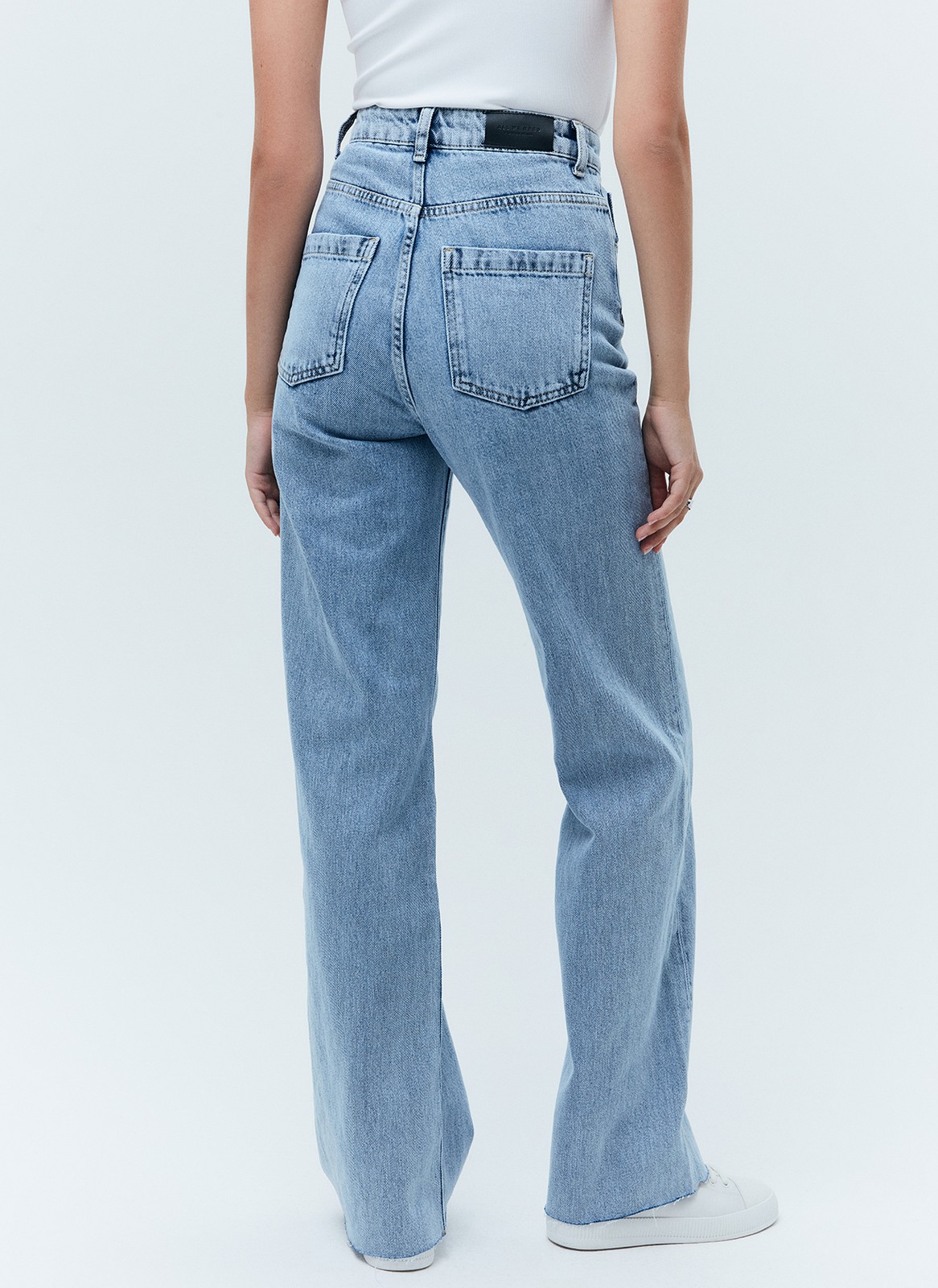 Джинсы широкие полной длины, цвет: ГОЛУБОЙ 1 Allweneed Джинсысвободного кроя из хлопка,с высокой посадкой. Плотный деним позволяет держать форму и красиво облегать линию бедра. Необработанный край. Мы выполнили модель из нашего премиального, 100% хлопкового денима, с авторской варкой и брендированной фурнитурой высокого качества.